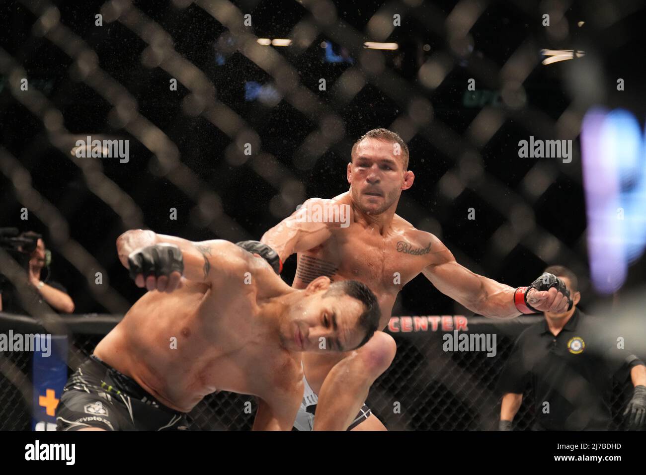 Phoenix, Arizona, Stati Uniti. 07th maggio 2022. PHOENIX, AZ - MAGGIO 7: (R-L) Michael Chandler bussa a Tony Ferguson con un calcio d'inizio nel loro giro leggero durante l'evento UFC 274 al Footprint Center il 7 maggio 2022 a Phoenix, Arizona, Stati Uniti. (Foto di Louis Grasse/PxImages) Credit: PX Images/Alamy Live News Foto Stock