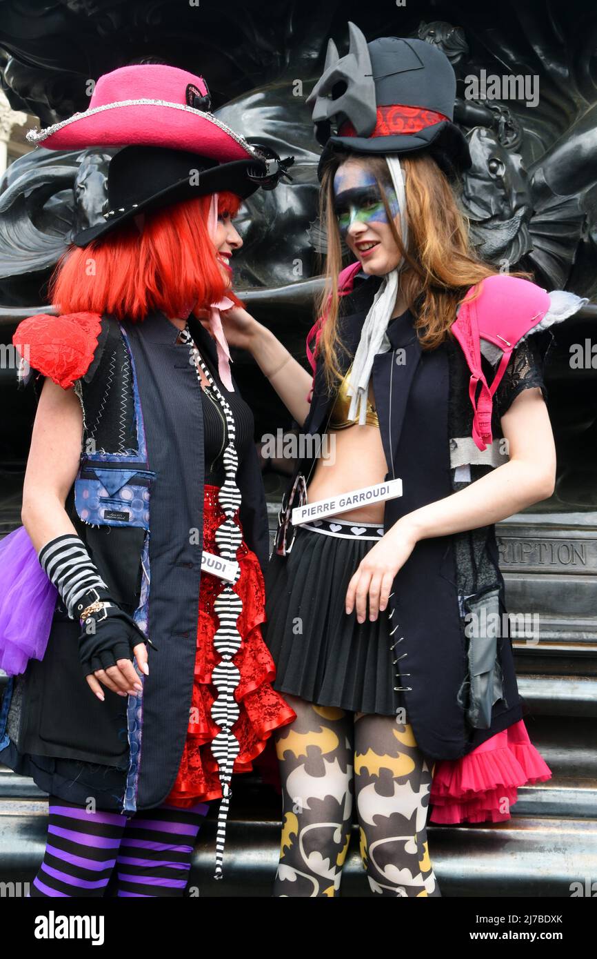 Londra, UK, 7 maggio 2022 Pierre Garroudi moda flash mob a Piccadilly Circus sulla statua di Eros. West End occupato nel fine settimana di sole. Credit: JOHNNY ARMSTEAD/Alamy Live News Foto Stock