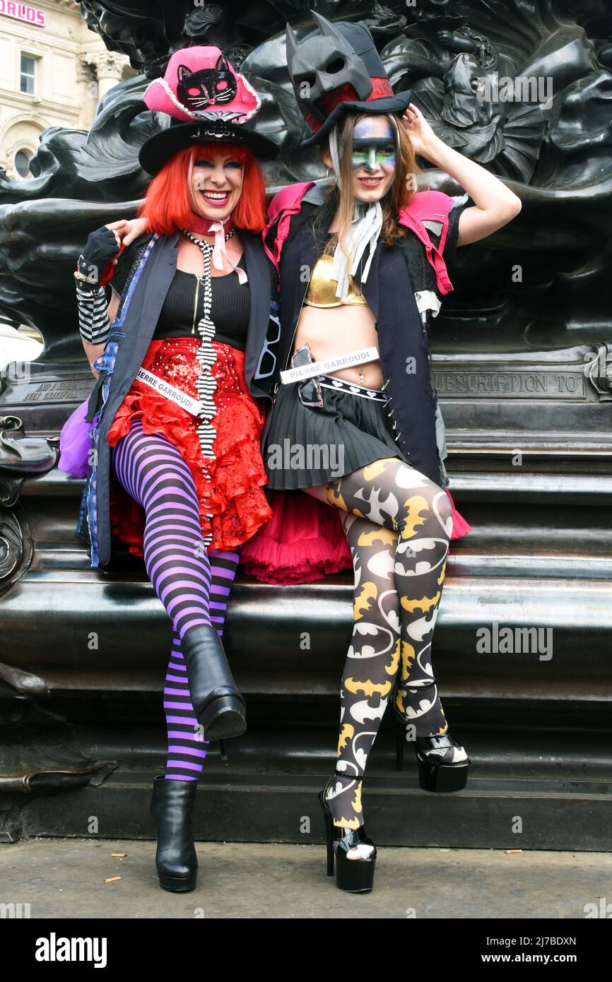 Londra, UK, 7 maggio 2022 Pierre Garroudi moda flash mob a Piccadilly Circus sulla statua di Eros. West End occupato nel fine settimana di sole. Credit: JOHNNY ARMSTEAD/Alamy Live News Foto Stock