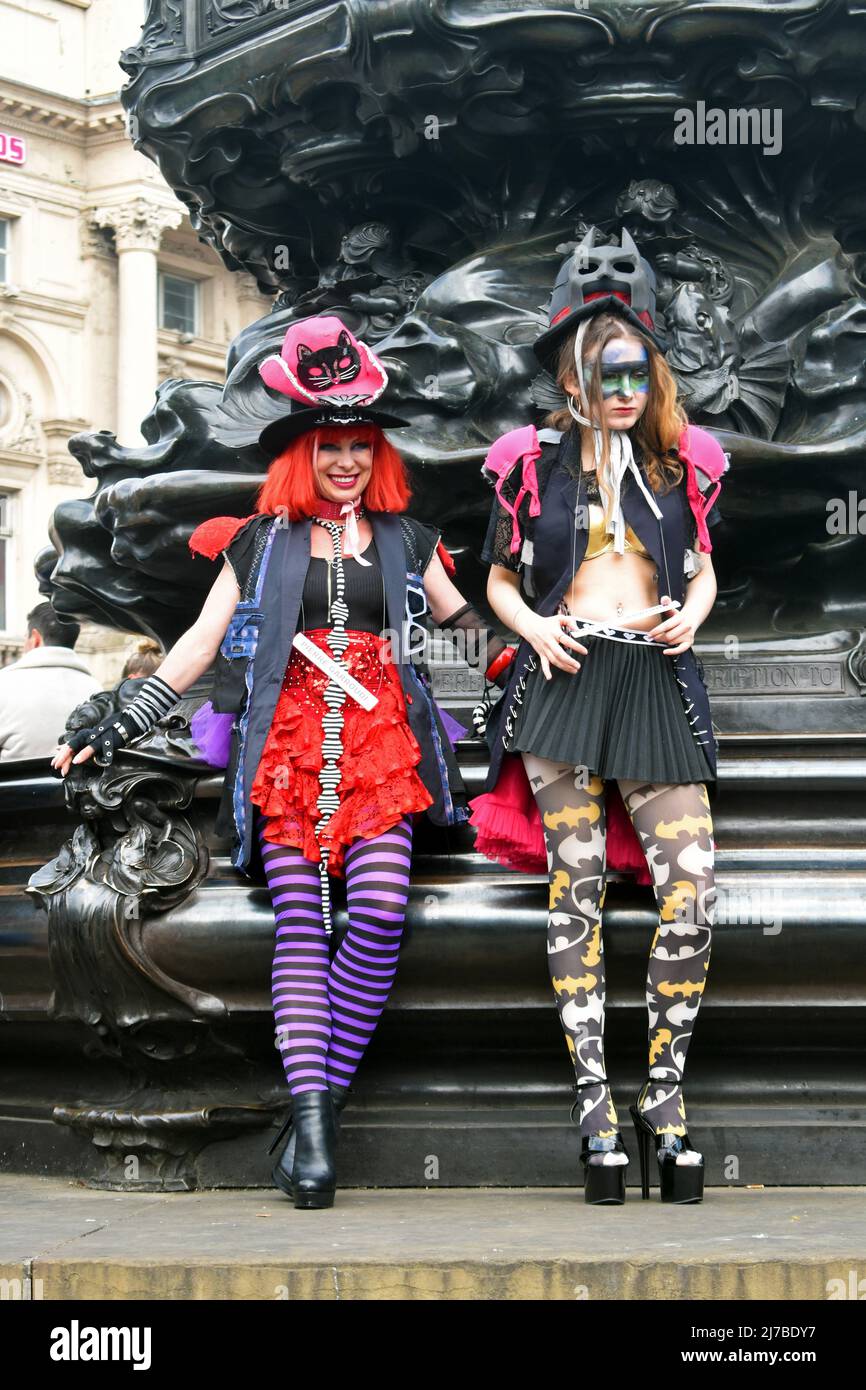 Londra, UK, 7 maggio 2022 Pierre Garroudi moda flash mob a Piccadilly Circus sulla statua di Eros. West End occupato nel fine settimana di sole. Credit: JOHNNY ARMSTEAD/Alamy Live News Foto Stock