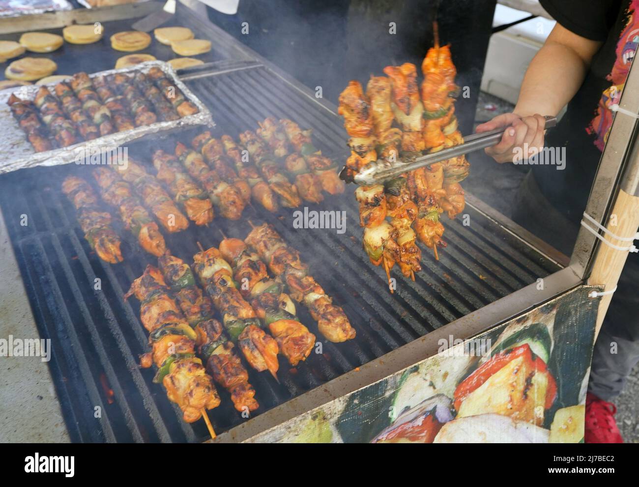 St. Louis, Stati Uniti. 08th maggio 2022. Gli spiedini su una griglia nell'area alimentare vengono ribaltati prima della vendita, alla celebrazione del Cinco de Mayo a St. Louis sabato 7 maggio 2022. Foto di Bill Greenblatt/UPI Credit: UPI/Alamy Live News Foto Stock