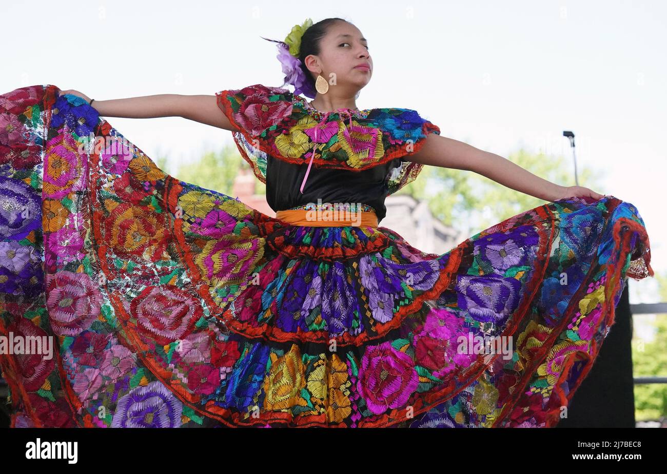 St. Louis, Stati Uniti. 08th maggio 2022. Una ballerina esegue la danza tradizionale in un costume colorato alla celebrazione del Cinco de Mayo a St. Louis sabato 7 maggio 2022. Foto di Bill Greenblatt/UPI Credit: UPI/Alamy Live News Foto Stock