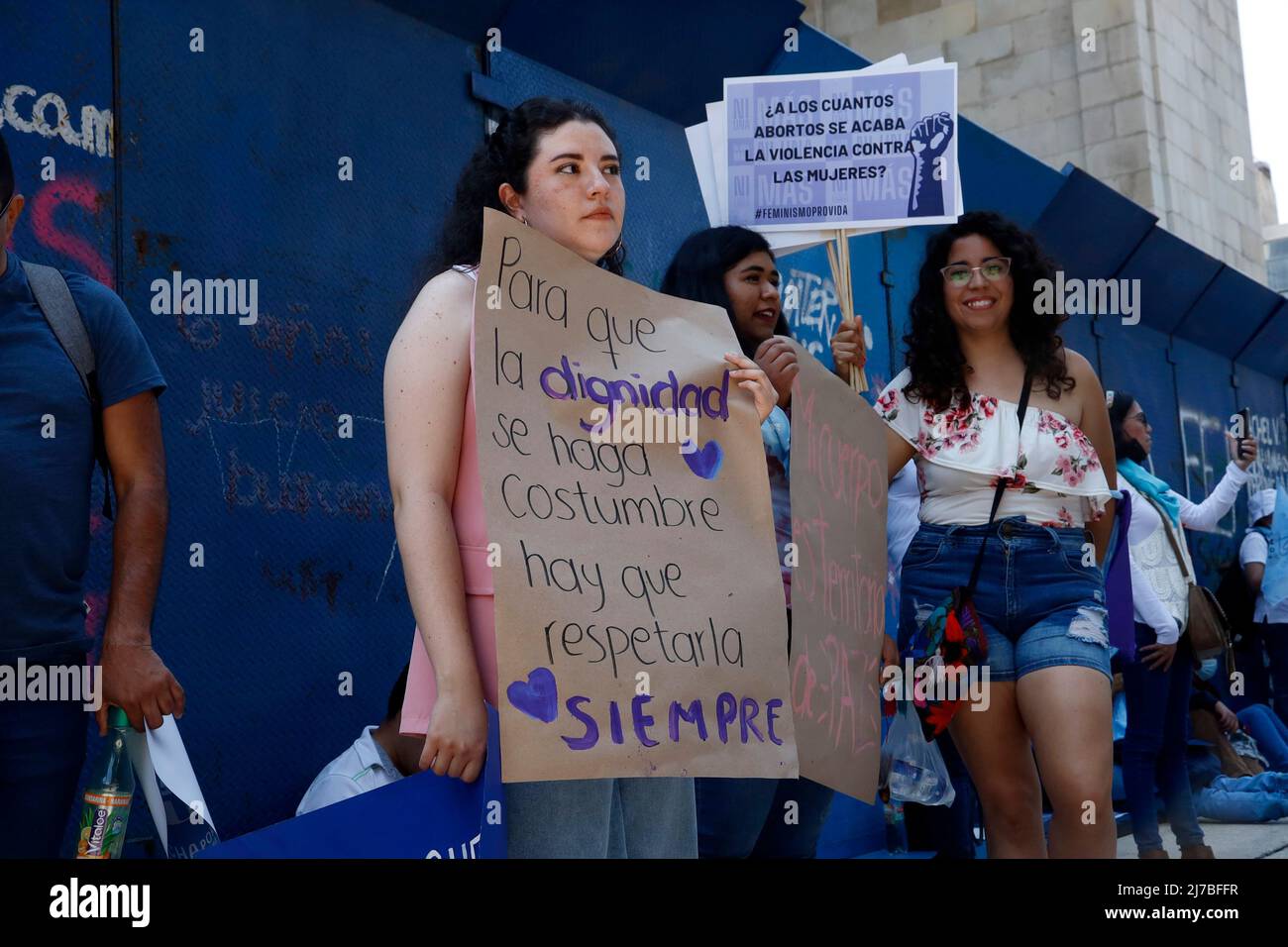 7 maggio 2022, Città del Messico, Città del Messico, Messico: I membri del movimento Pro Life protestano contro la Corte Suprema di giustizia della nazione del Messico, per chiedere l'abrogazione dell'aborto; chiedere che la vita sia protetta dal concepimento e garantire l'obiezione coscienziosa per il personale sanitario. Il 7 maggio 2022 a Città del Messico, Messico. (Credit Image: © Luis Barron/eyepix via ZUMA Press Wire) Foto Stock