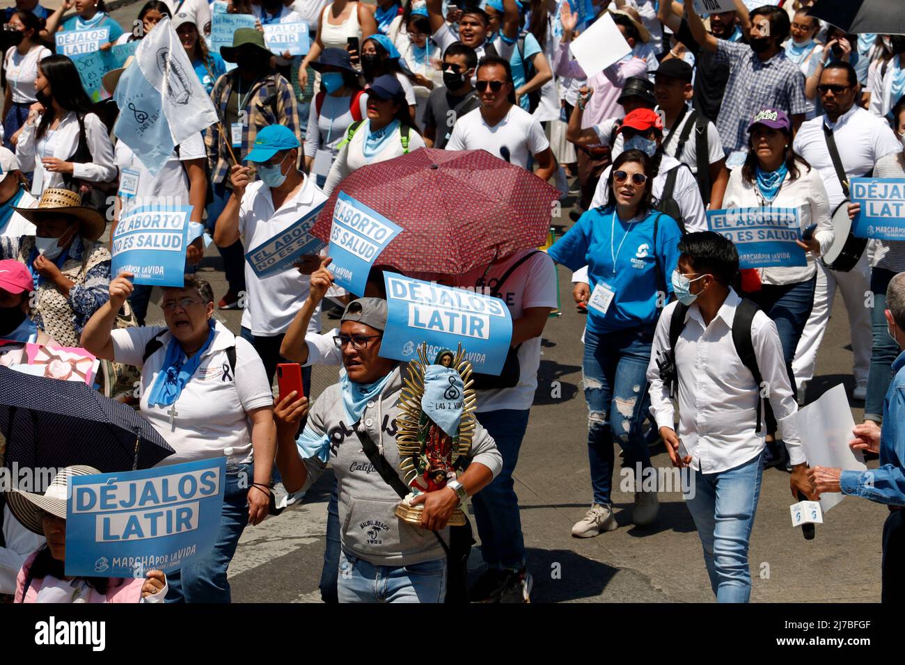 7 maggio 2022, Città del Messico, Città del Messico, Messico: I membri del movimento Pro Life protestano contro la Corte Suprema di giustizia della nazione del Messico, per chiedere l'abrogazione dell'aborto; chiedere che la vita sia protetta dal concepimento e garantire l'obiezione coscienziosa per il personale sanitario. Il 7 maggio 2022 a Città del Messico, Messico. (Credit Image: © Luis Barron/eyepix via ZUMA Press Wire) Foto Stock