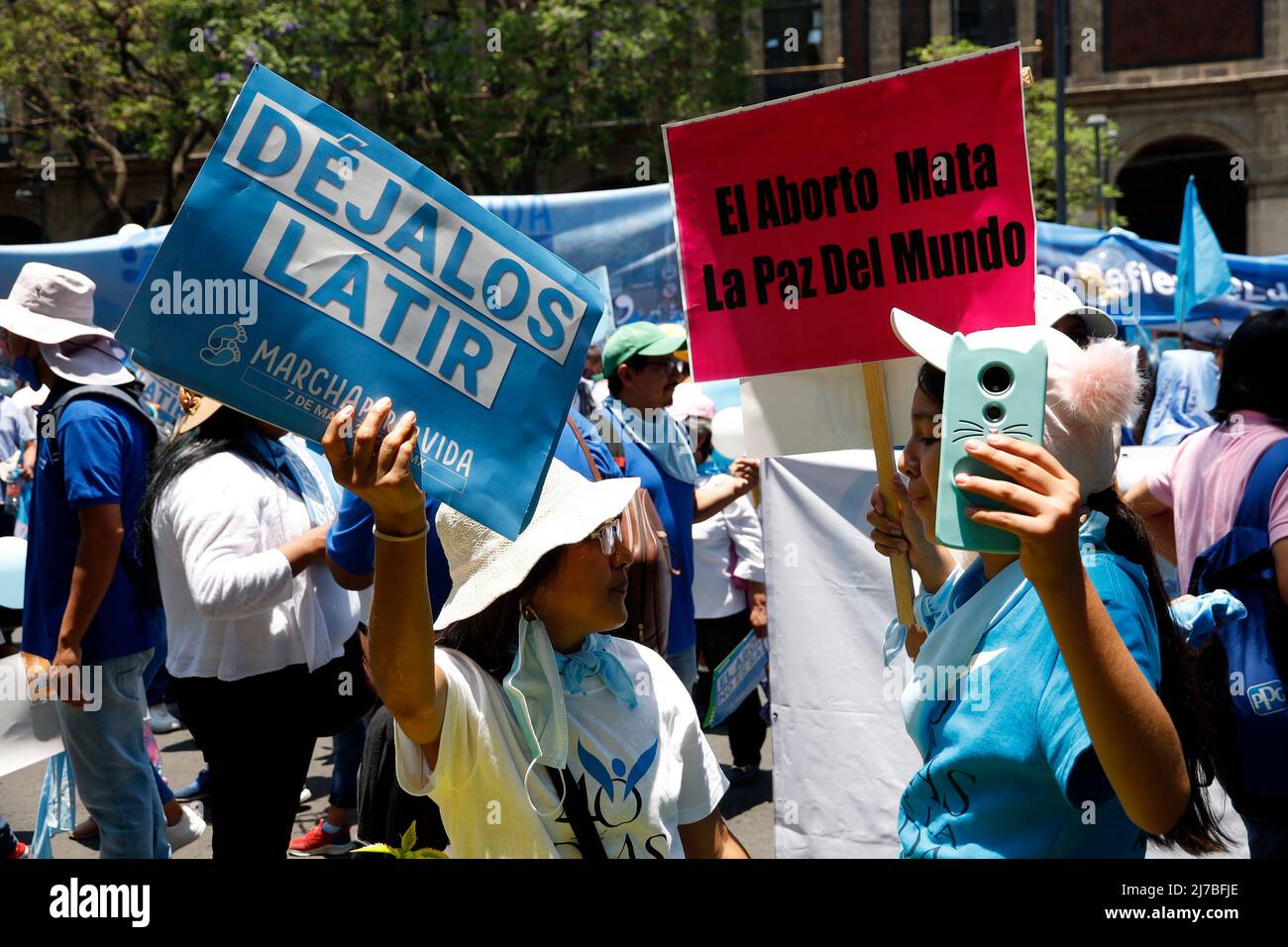 7 maggio 2022, Città del Messico, Città del Messico, Messico: I membri del movimento Pro Life protestano contro la Corte Suprema di giustizia della nazione del Messico, per chiedere l'abrogazione dell'aborto; chiedere che la vita sia protetta dal concepimento e garantire l'obiezione coscienziosa per il personale sanitario. Il 7 maggio 2022 a Città del Messico, Messico. (Credit Image: © Luis Barron/eyepix via ZUMA Press Wire) Foto Stock