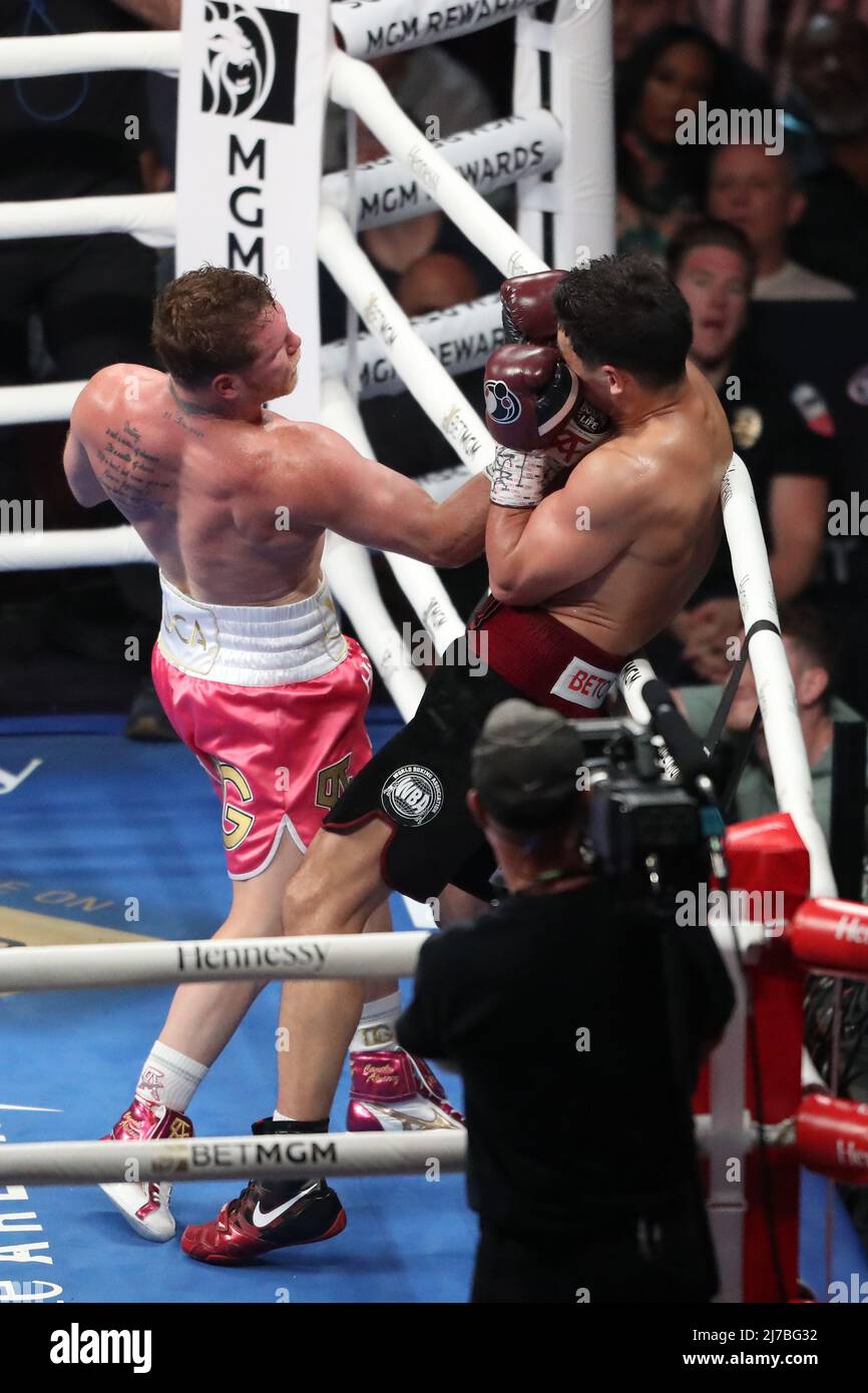 Las Vegas, Stati Uniti. 07th maggio 2022. LAS VEGAS, NV - MAGGIO 7: (L-R) Boxer Canelo Álvarez pugni Dmitry Bivol durante la loro lotta alla T-Mobile Arena il 7 maggio 2022 a Las Vegas, Nevada, USA. (Foto di Alejandro Salazar/PxImages) Credit: PX Images/Alamy Live News Foto Stock