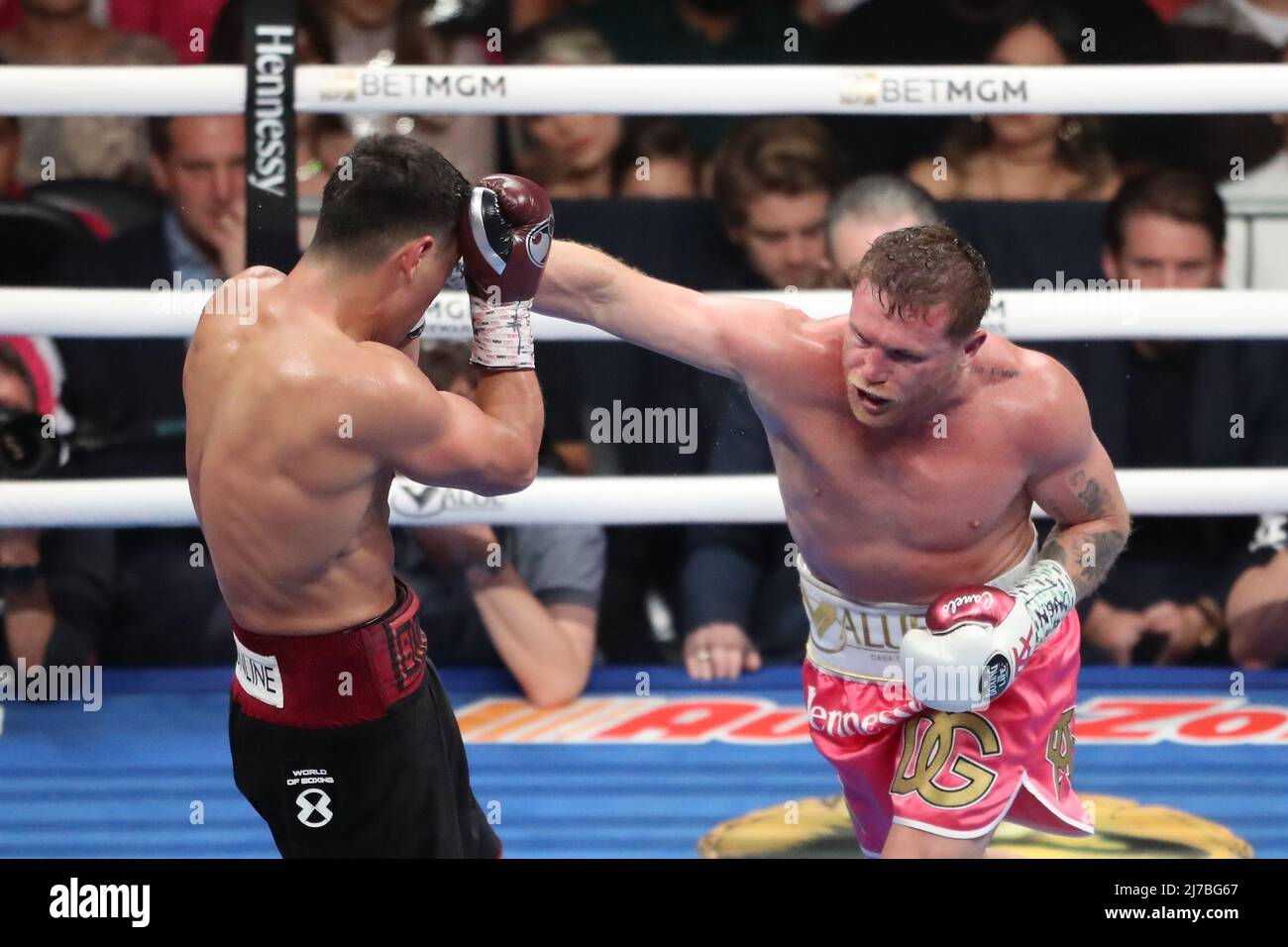 Las Vegas, Stati Uniti. 07th maggio 2022. LAS VEGAS, NV - MAGGIO 7: (R-L) Boxer Canelo Álvarez pugni Dmitry Bivol durante la loro lotta alla T-Mobile Arena il 7 maggio 2022 a Las Vegas, Nevada, USA. (Foto di Alejandro Salazar/PxImages) Credit: PX Images/Alamy Live News Foto Stock