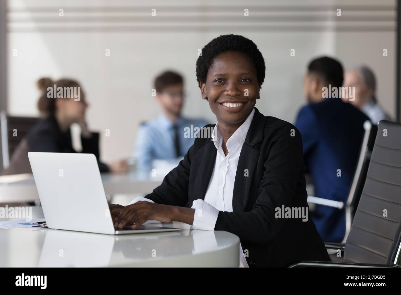 Felice giovane afroamericana businesswoman corporate testa ritratto girato Foto Stock