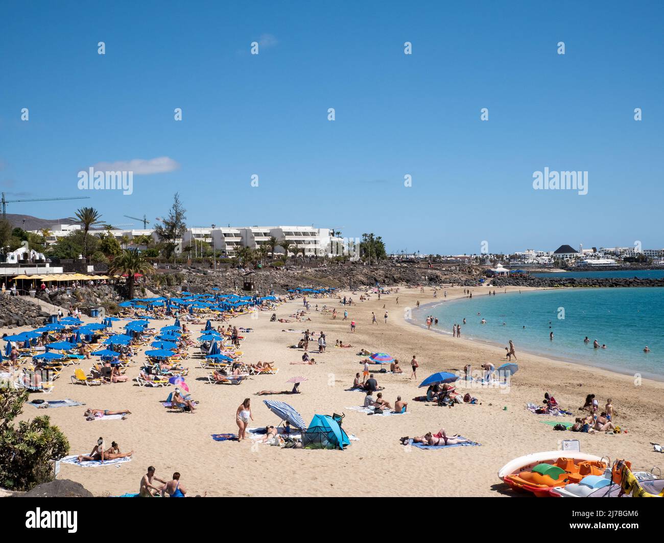 Playa Blanca, Spagna; marzo 26th 2022: Spiaggia di Playa Dorada a Playa Blanca, Lanzarote, Isole Canarie Foto Stock