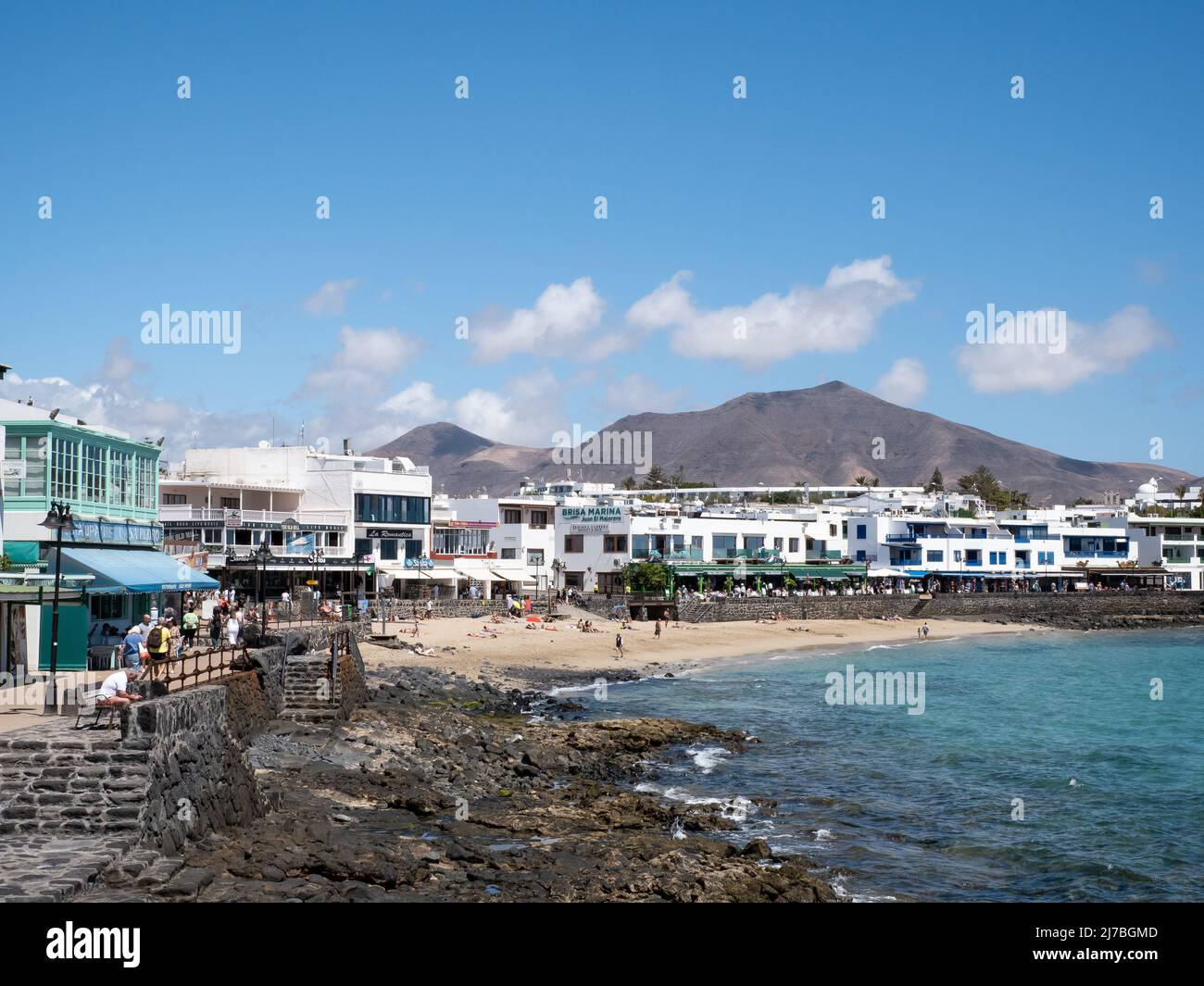 Playa Blanca, Spagna; marzo 26th 2022: Spiaggia e lungomare turistico di Playa Blanca, Lanzarote Foto Stock