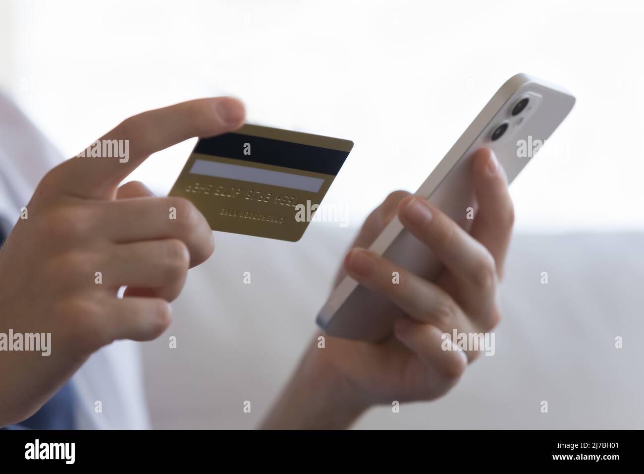 Utente di carta di credito femminile che immette i dati della carta di credito Foto Stock