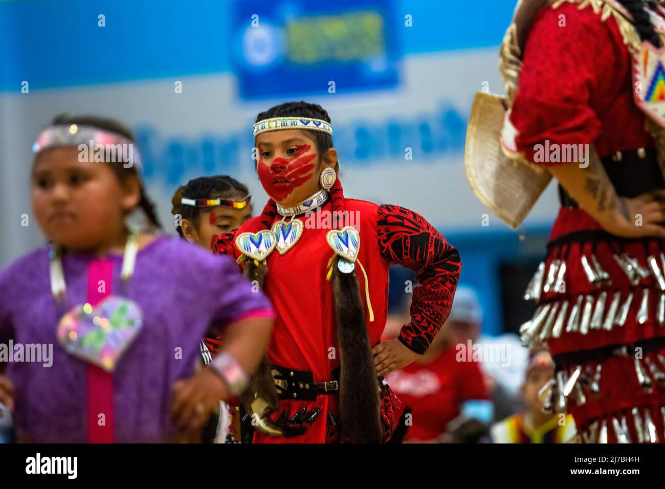 Un ballerino si esibisce con una stampa a mano rossa sul volto per dimostrare solidarietà alle donne indigene scomparse e uccise. Il 1st annuale Red Dress Powwow è stato tenuto per portare consapevolezza alla scomparsa e assassinato le donne indigene, ragazze e due-Spirit persone. Foto Stock