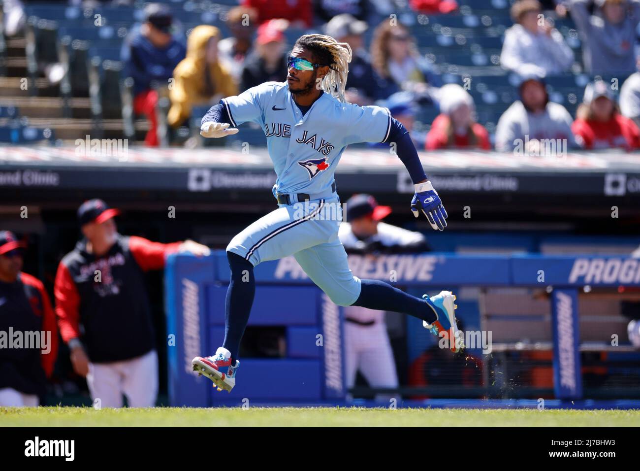 CLEVELAND, OH - 7 MAGGIO: L'esterno dei Toronto Blue Jays Raimel Tapia (15) corre intorno alle basi per segnare un punto nel secondo inning di una partita contro i Cleveland Guardians al Progressive Field il 7 maggio 2022 a Cleveland, Ohio. (Joe Robbins/immagine dello sport) Foto Stock