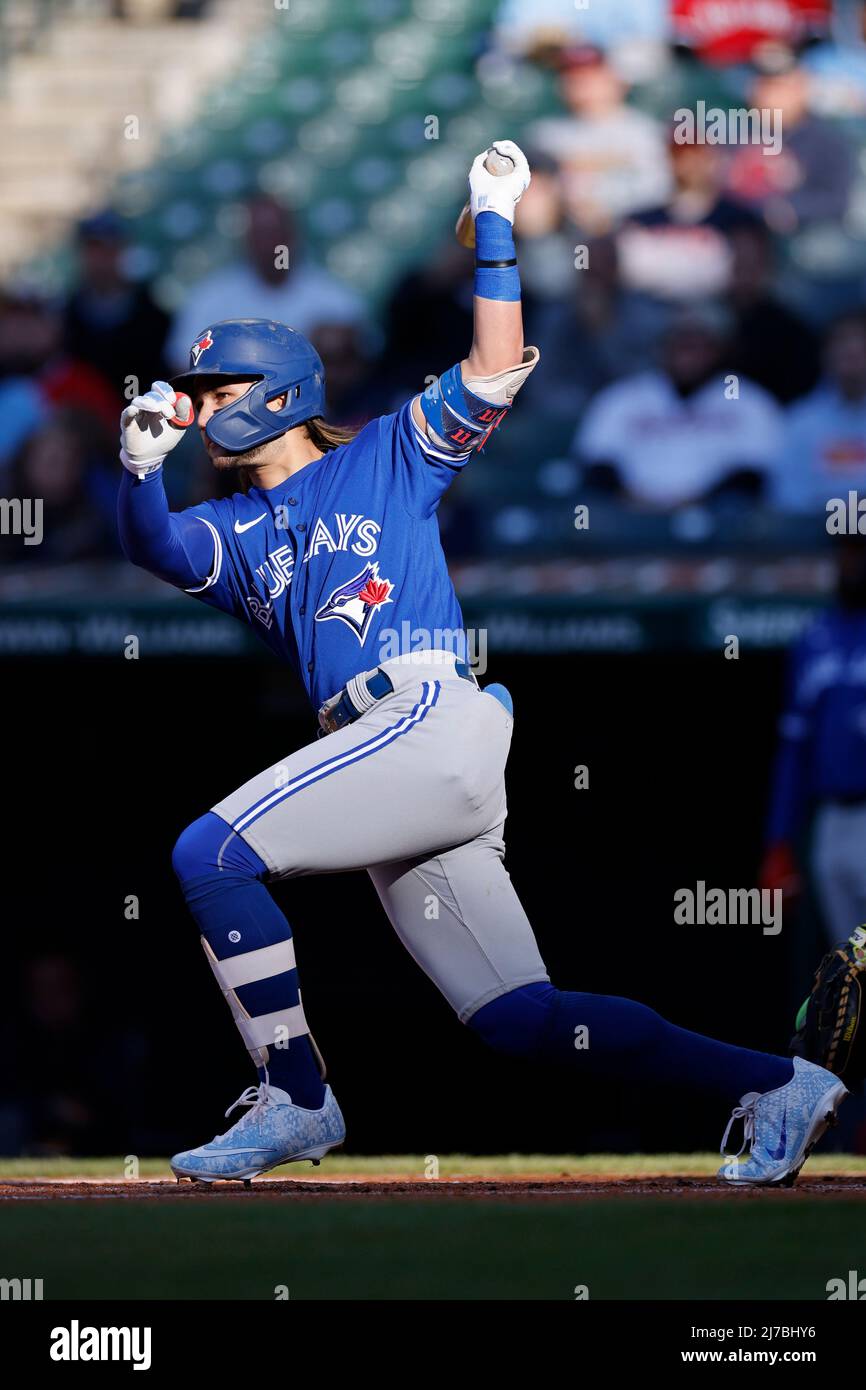 CLEVELAND, OH - 7 MAGGIO: L'interbase dei Toronto Blue Jays Bo Bichette (11) batte durante una partita contro i Cleveland Guardians al Progressive Field il 7 maggio 2022 a Cleveland, Ohio. (Joe Robbins/immagine dello sport) Foto Stock