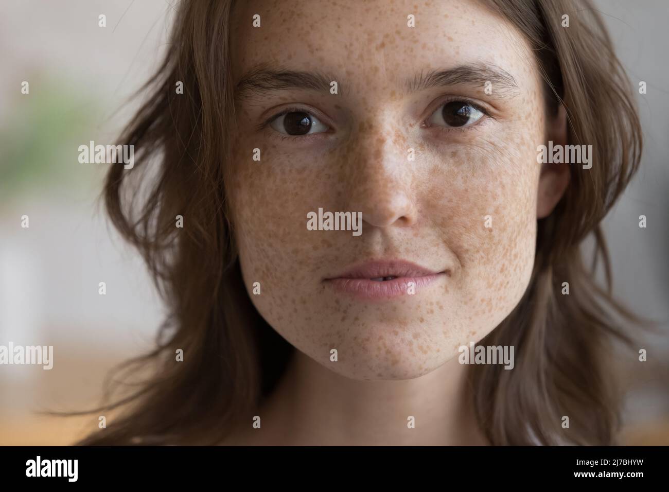 Ritratto di primo piano del viso della ragazza freckled serio Foto Stock