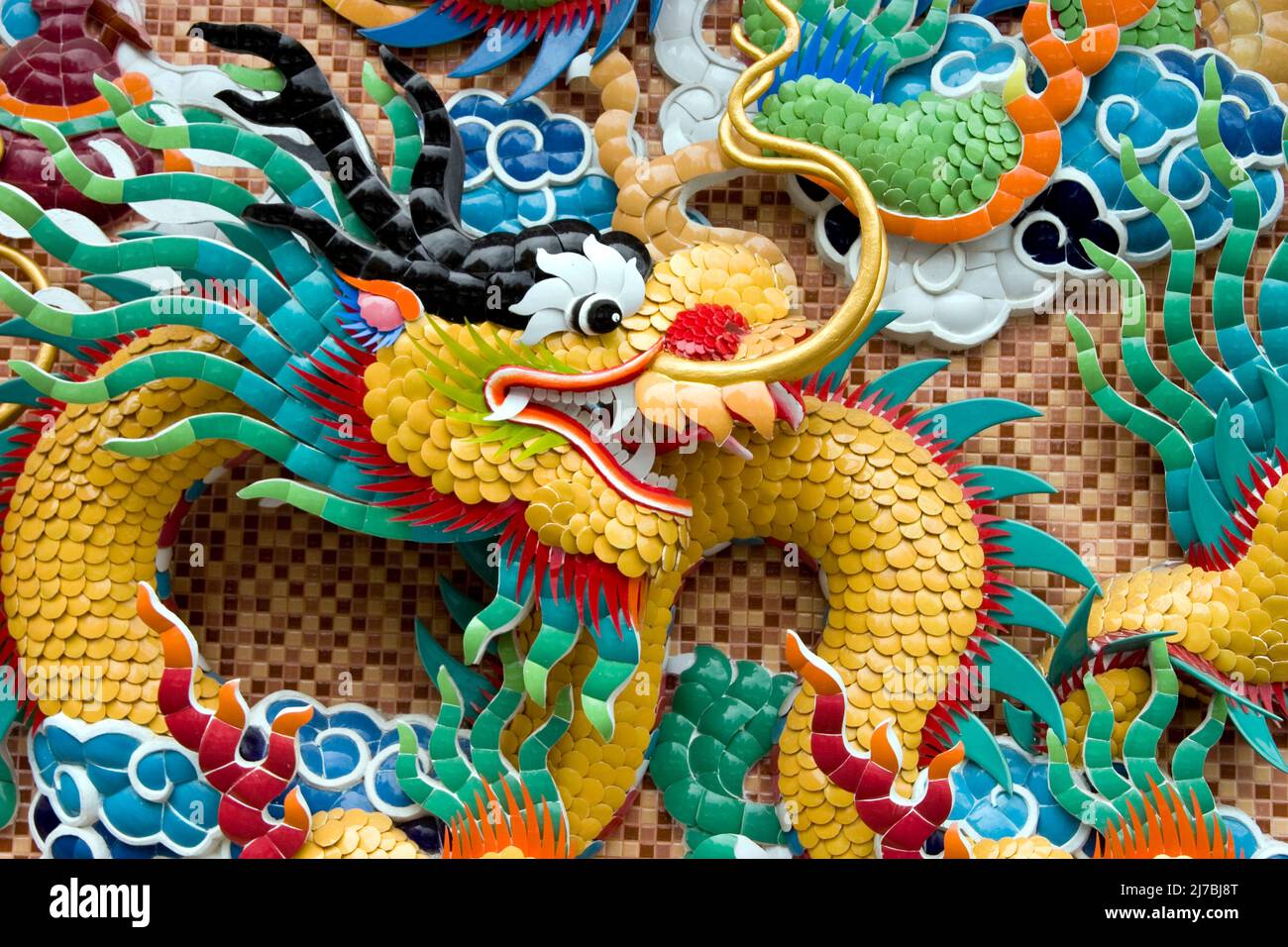 Il drago cinese è una creatura mitica cinese, raffigurata come una creatura  lunga, scalata, simile a serpente con quattro artigli. Molte immagini dei  draghi orientali mostrano una perla fiammeggiante sotto il loro