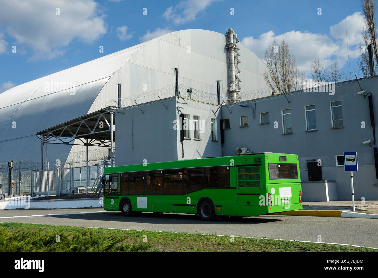 Parte del Cernobyl nuovo confino sicuro, costruzione del checkpoint e fermata dell'autobus con l'attesa dell'autobus. Aprile 20, 2018. Chernobyl, Ucraina Foto Stock