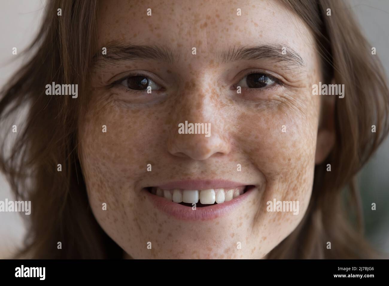 Faccia di ragazza allegra che guarda la macchina fotografica Foto Stock