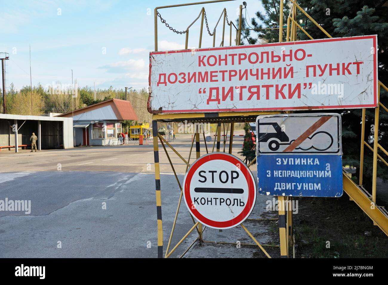 Punto d'incrocio Dytiatky dove termina la zona di esclusione di Chernobyl, segno di controllo di stop di fronte alla barriera. Aprile 20, 2018. Dytiatky, Ucraina Foto Stock