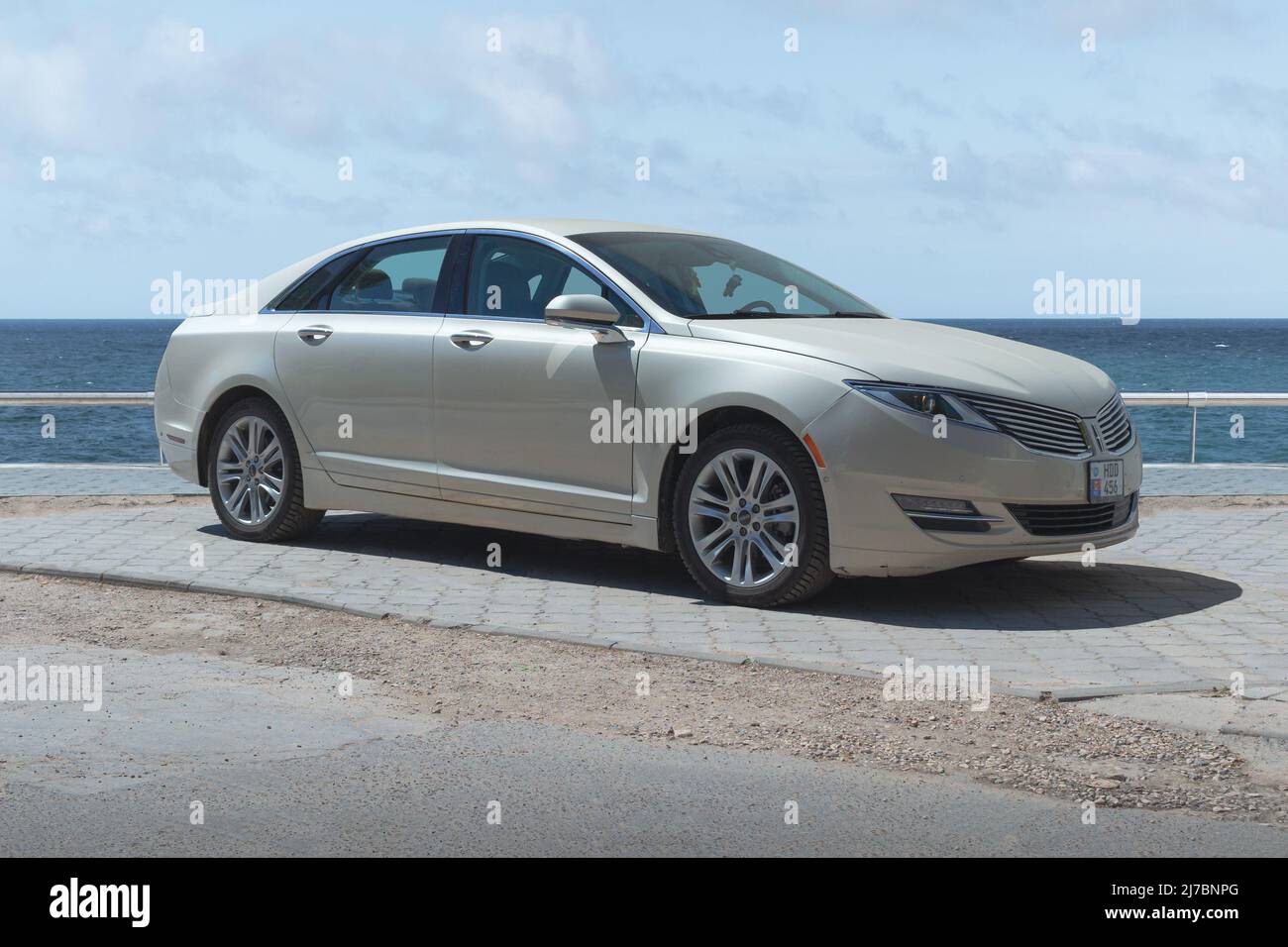 BARCELLONA, SPAGNA-6 MAGGIO 2022: 2016 Lincoln MKZ 2,0H (seconda generazione) parcheggiata accanto al mare Foto Stock