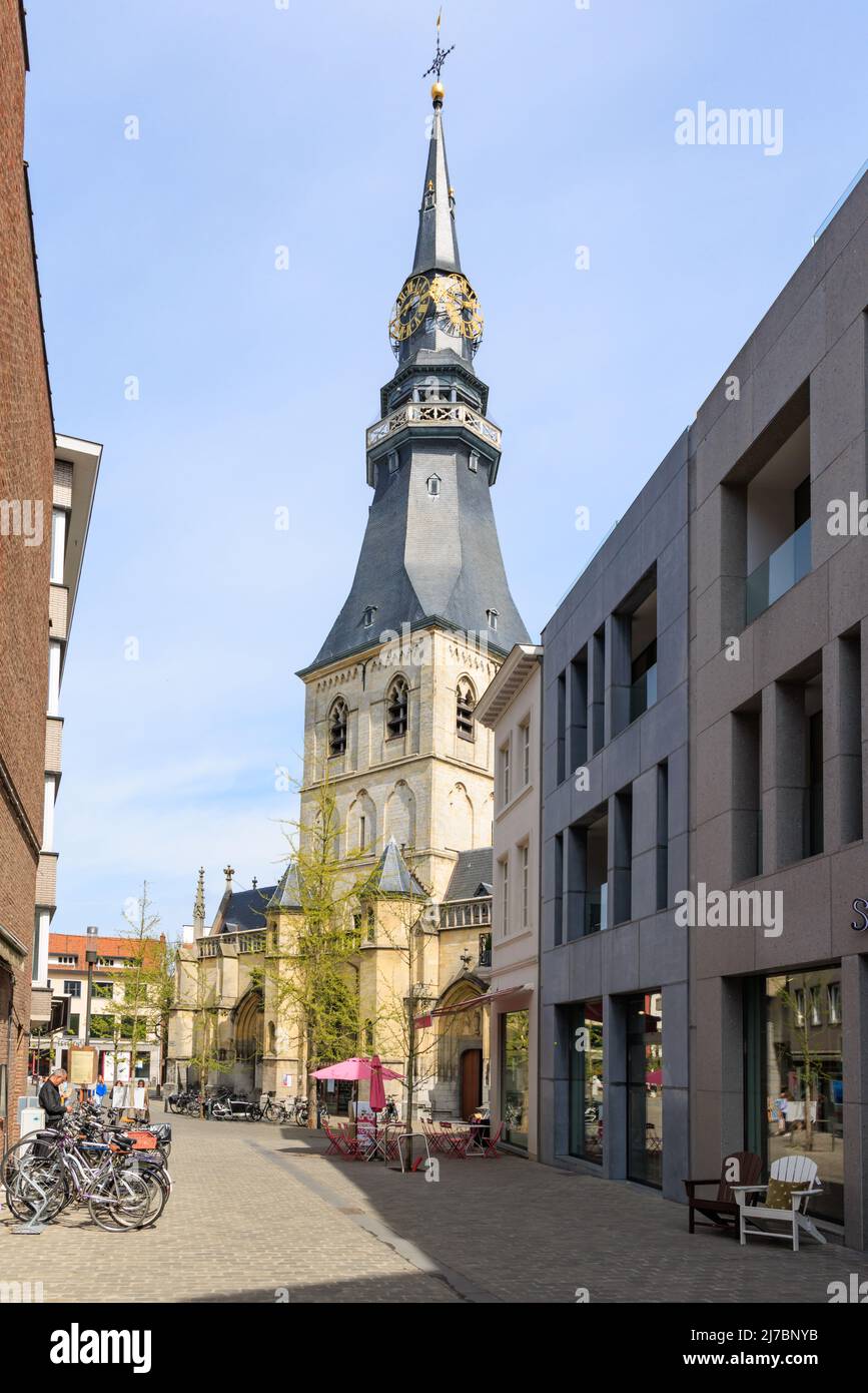 Hasselt, Belgio - 15 aprile 2022: Paesaggio urbano di Hasselt una piccola città nel Limburgo nella regione fiamminga di Belgum Foto Stock