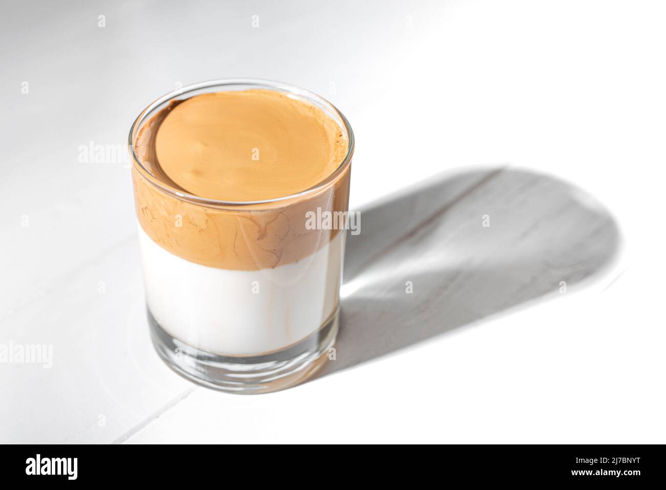 Una tazza di caffè al dalgon su uno sfondo chiaro Foto Stock