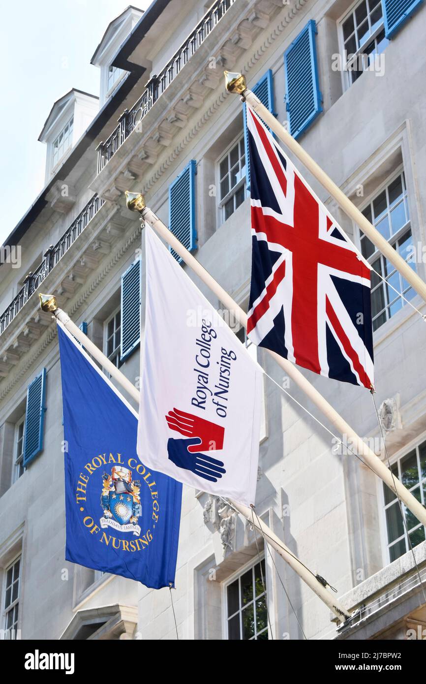 The Royal College of Nursing RCN Nursing Union & Professional Body Headquarters Office Building & banner Flags Union Jack Cavendish Square London UK Foto Stock