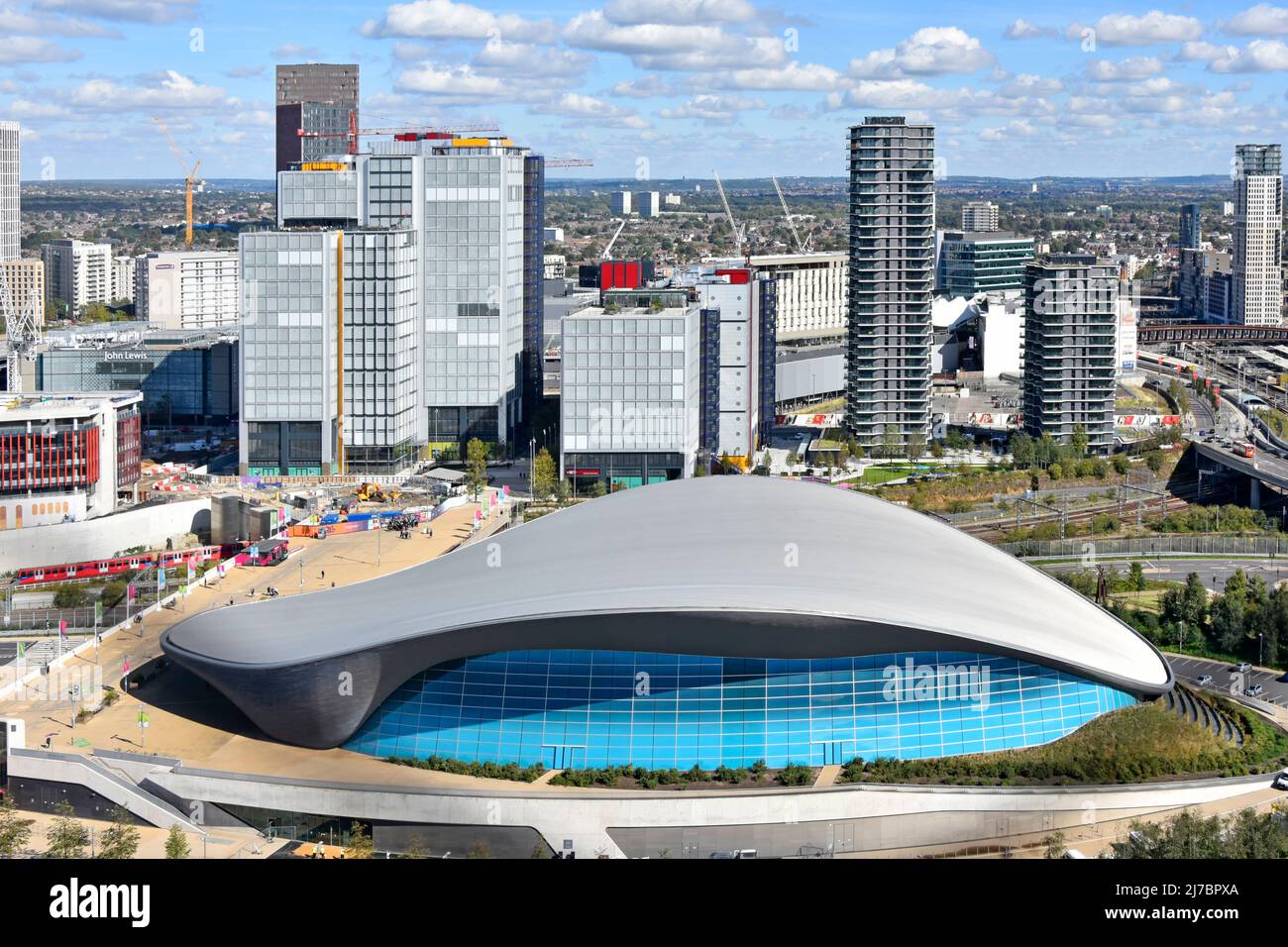 Sviluppo di skyline e vista aerea futuristico East London Stratford Aquatics Center di Zaha Hadid nel Queen Elizabeth Olympic Park Newham England UK Foto Stock