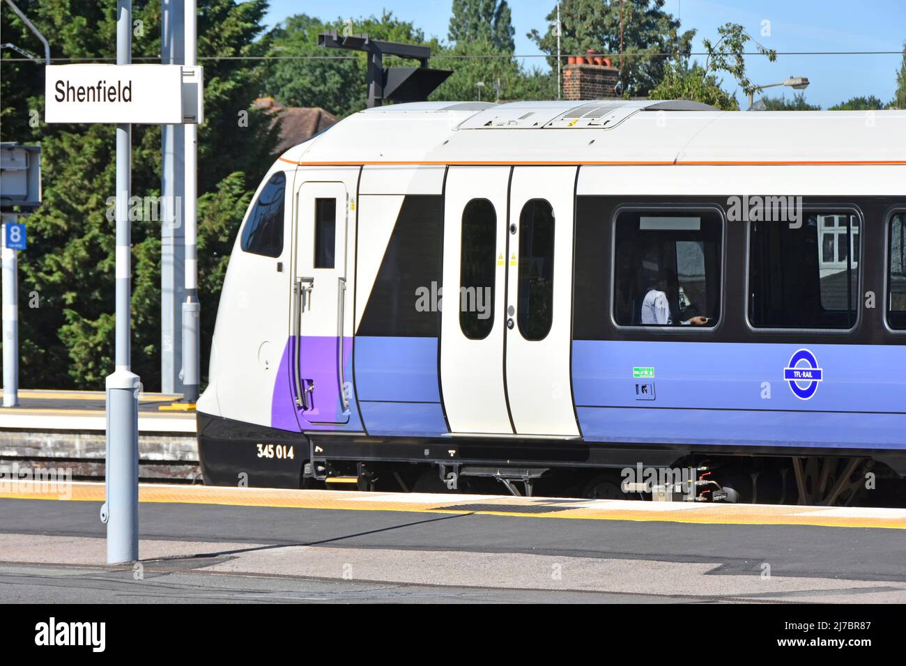 Crossrail in classe 345 Bombardier Aventra Elizabeth Line il servizio di trasporto passeggeri attende alla stazione di Shenfield nell'Essex per tornare a Londra nel Regno Unito Foto Stock