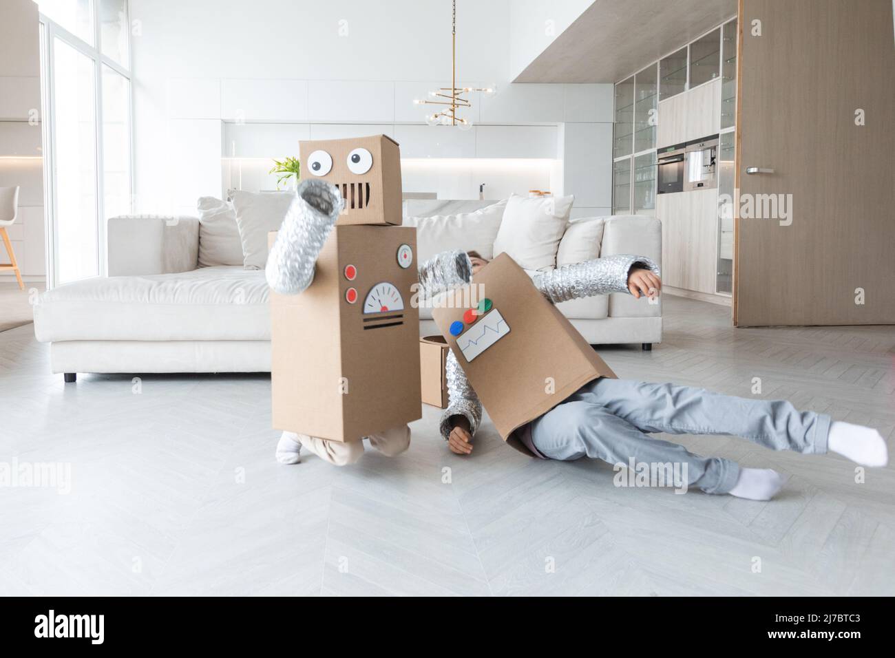 Bambini piccoli in costumi di cartone che giocano a casa Foto stock - Alamy