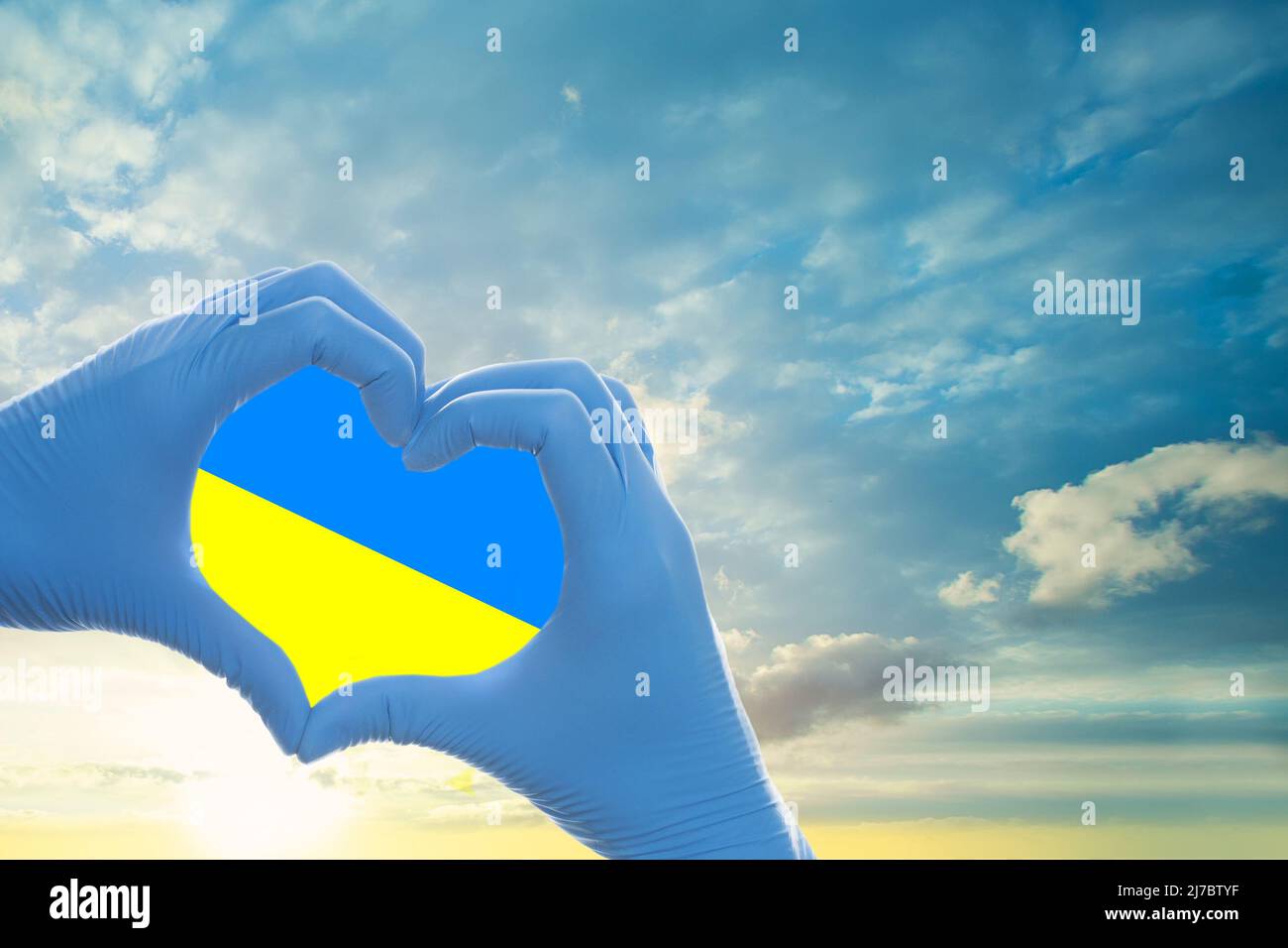 Concetto di medicina. Cuore contro lo sfondo delle nuvole del cielo Foto Stock