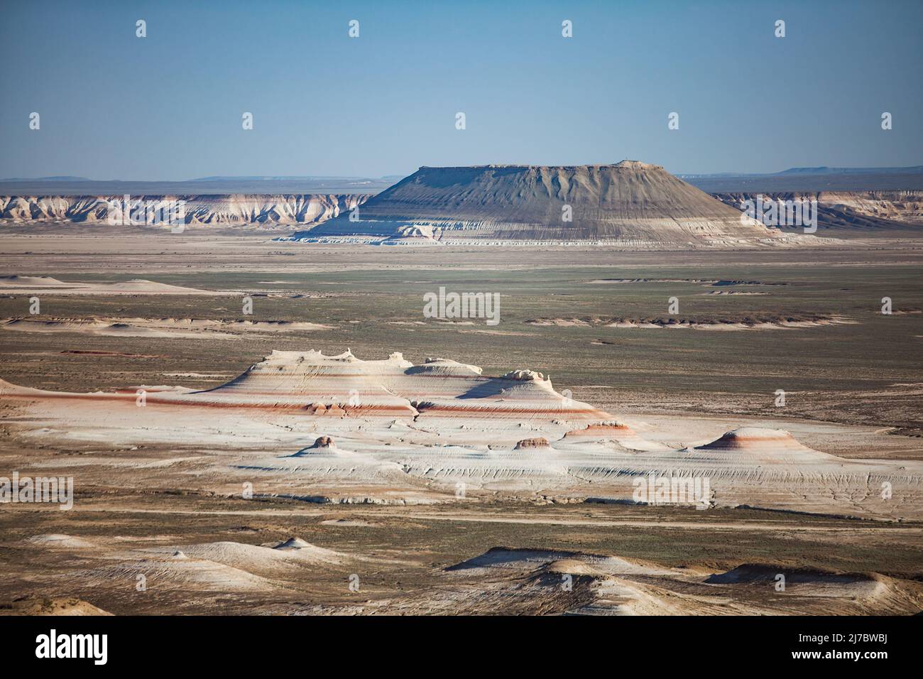 Paesaggio surrealistico della terra da tavola di Ustyurt. Kazakistan, regione di Mangystau Foto Stock