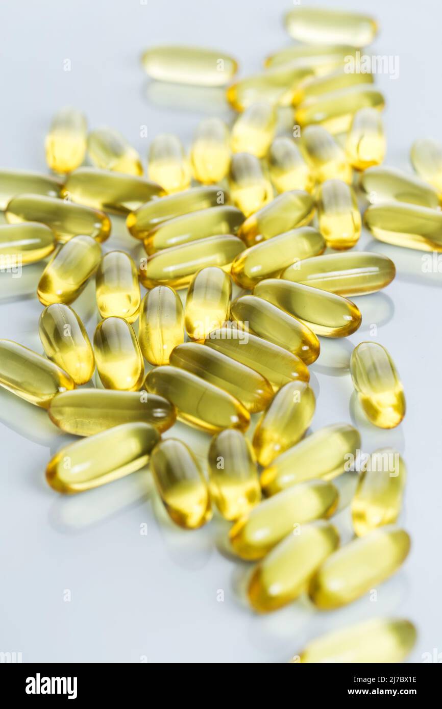 Primo piano di olio di pesce o capsule di olio di krill Foto stock - Alamy