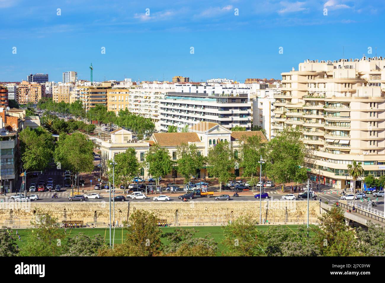 Valencia, Spagna. Aprile 6, 2022. Vista panoramica sul fiume Pont de Fusta e Turia Foto Stock