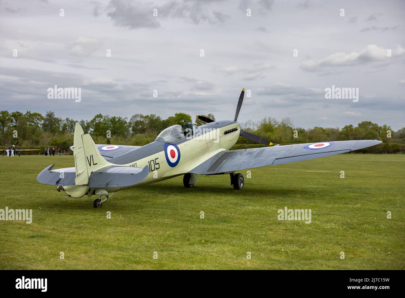 Navy Wings Seafire XVII SX336 sul flightline al Shuttleworth Season Premiere Air Show il 1st maggio 2022 Foto Stock