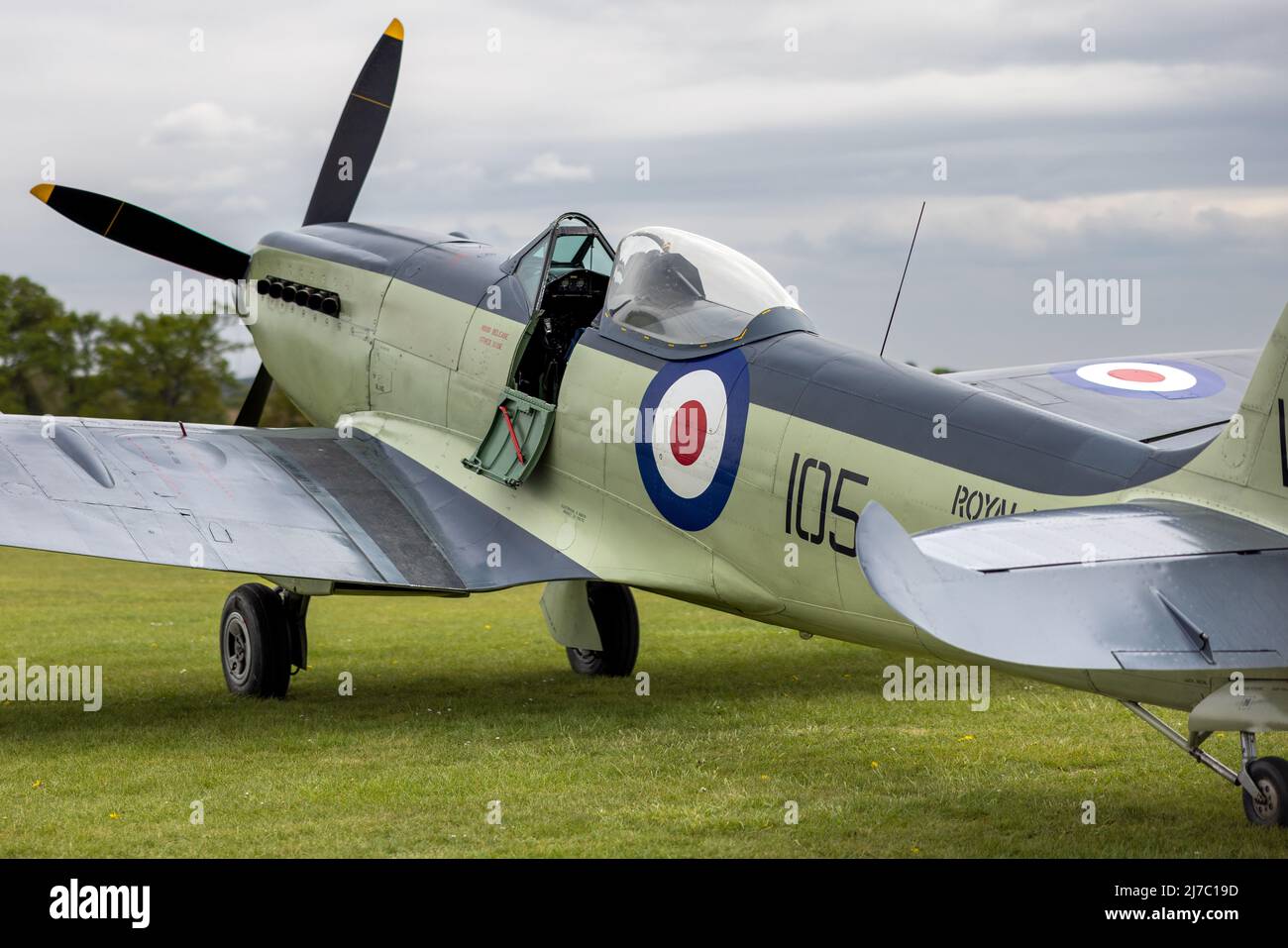 Navy Wings Seafire XVII SX336 sul flightline al Shuttleworth Season Premiere Air Show il 1st maggio 2022 Foto Stock