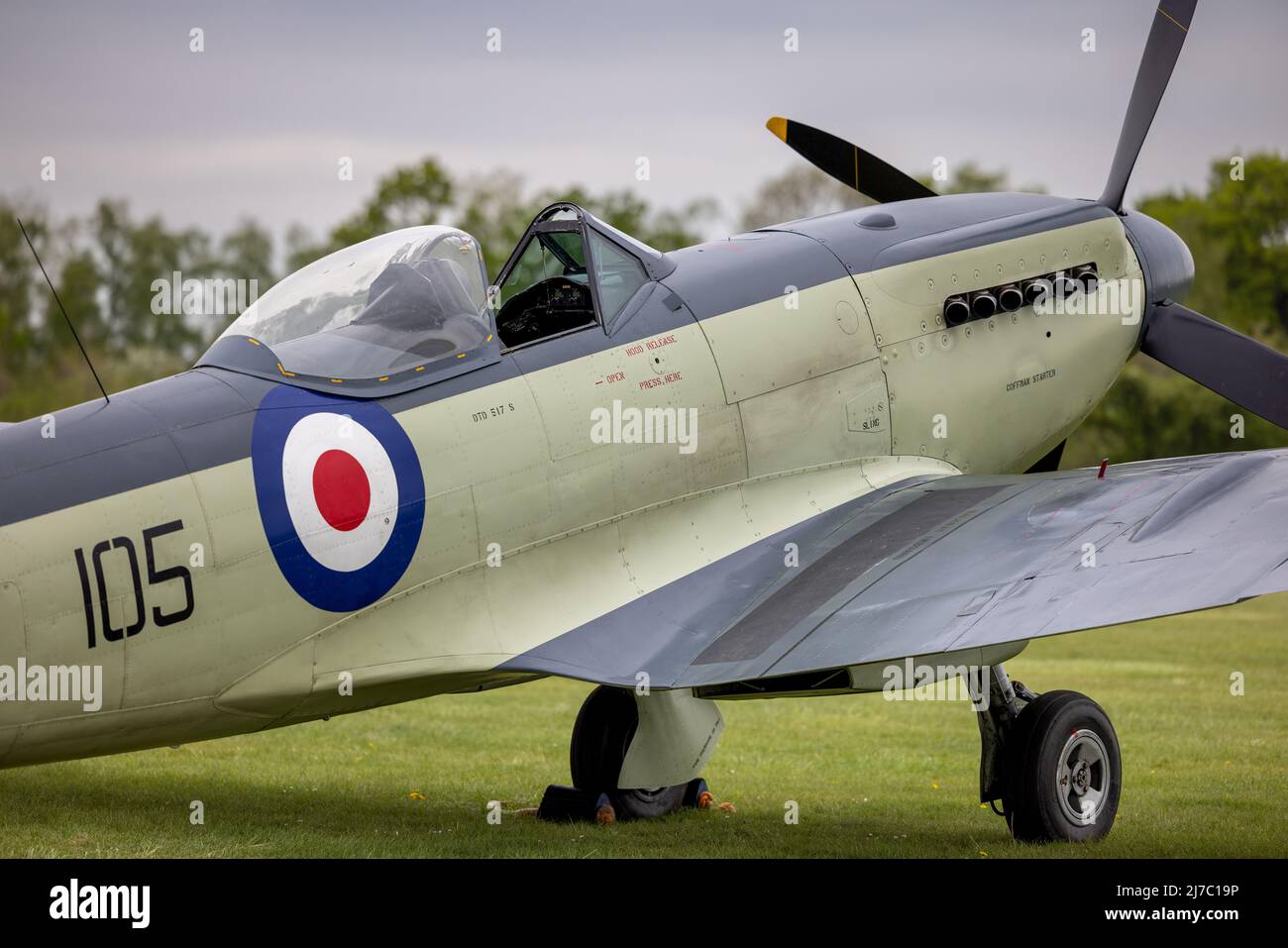 Navy Wings Seafire XVII SX336 sul flightline al Shuttleworth Season Premiere Air Show il 1st maggio 2022 Foto Stock