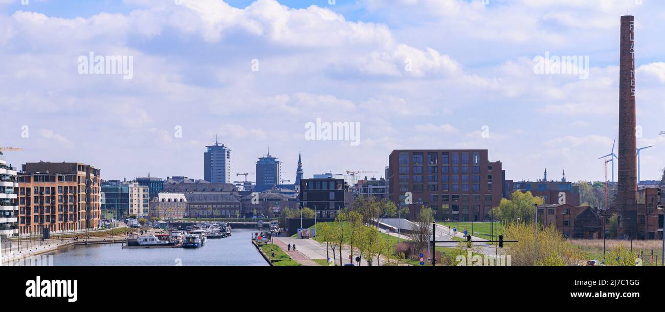 Hasselt, Belgio - 15 aprile 2022: Skyline di Hasselt una piccola città nel Limburgo nella regione fiamminga di Belgum Foto Stock