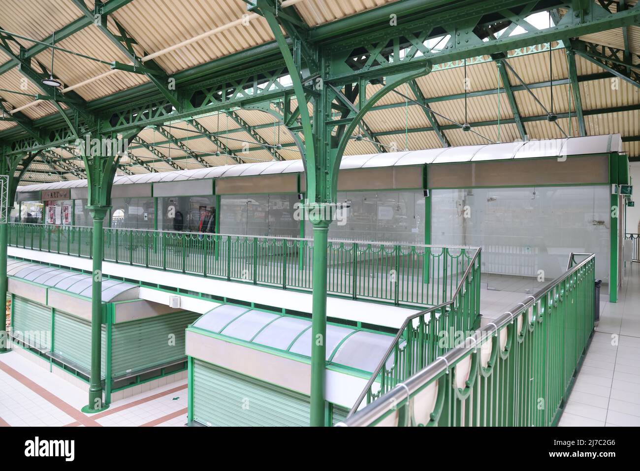 Negozi vuoti nello storico mercato centrale coperto (con una costruzione in acciaio e vetro) a Sofia, Bulgaria, dopo la pandemia della corona Foto Stock
