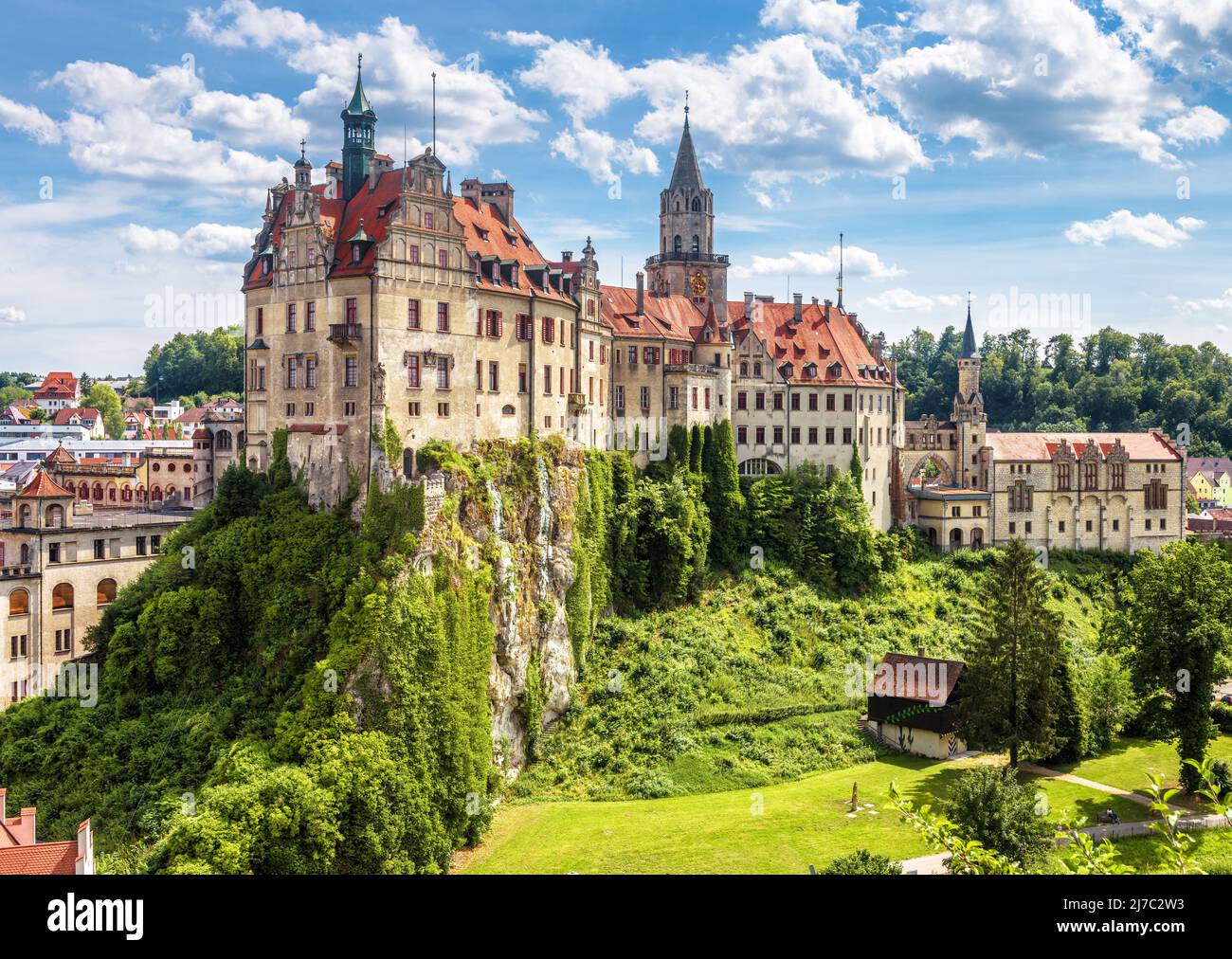 Castello di Sigmaringen sulla scogliera, Schwarzwald, Germania. E' un'attrazione turistica di Baden-Wurttemberg. Panorama del castello svevo di Hohenzollern. Bella s Foto Stock