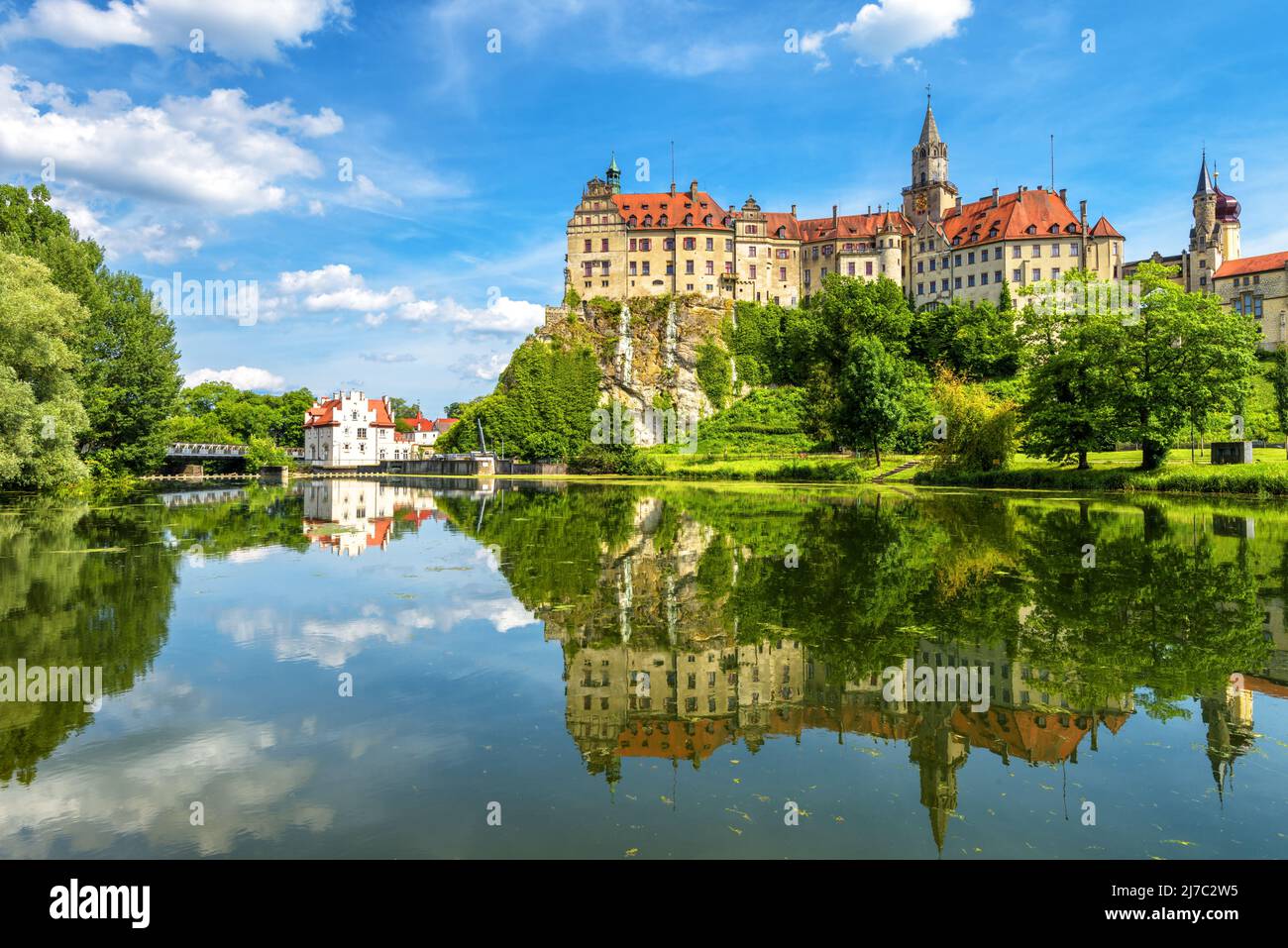 Panorama del Danubio e del Castello di Sigmaringen, Schwarzwald, Germania. E' un punto di riferimento di Baden-Wurttemberg. Paesaggio con Hohenzollern castello in summ Foto Stock