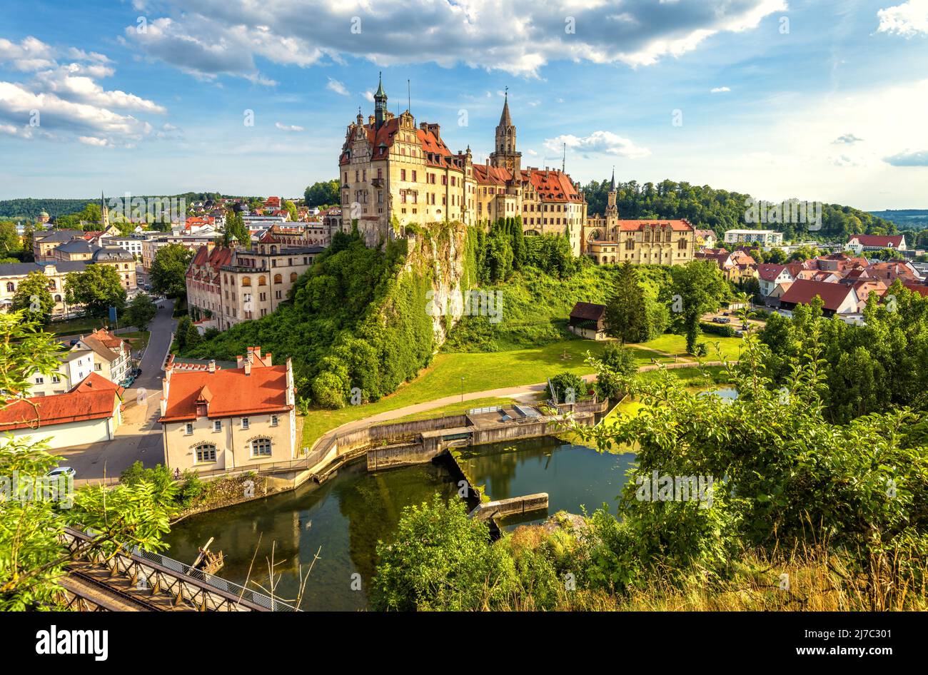 Skyline di Sigmaringen, Baden-Wurttemberg, Germania, Europa. Vista del castello di Hohenzollern sul Danubio, punto di riferimento di Schwarzwald. Paesaggio con gotica m Foto Stock