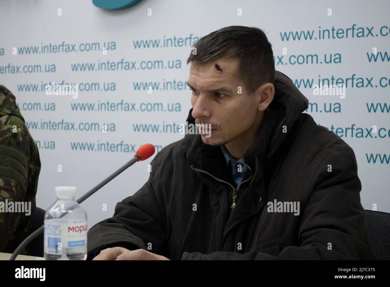 Il capitano del pilota russo Kozlov Alexey Igorevich, navigatore di squadra dell'aviazione, che è stato catturato dalle forze ucraine nella regione di Mykolaiv, sembra sconcertato mentre frequenta una conferenza stampa condotta da Interfax Ucraina, mentre l'invasione russa dell'Ucraina continua il 11 marzo 2022 a Kiev, Ucraina. La Russia ha iniziato un'invasione militare dell'Ucraina dopo che il parlamento russo ha approvato i trattati con due regioni in distacco nell'Ucraina orientale. È il più grande conflitto militare in Europa dalla seconda guerra mondiale Foto Stock