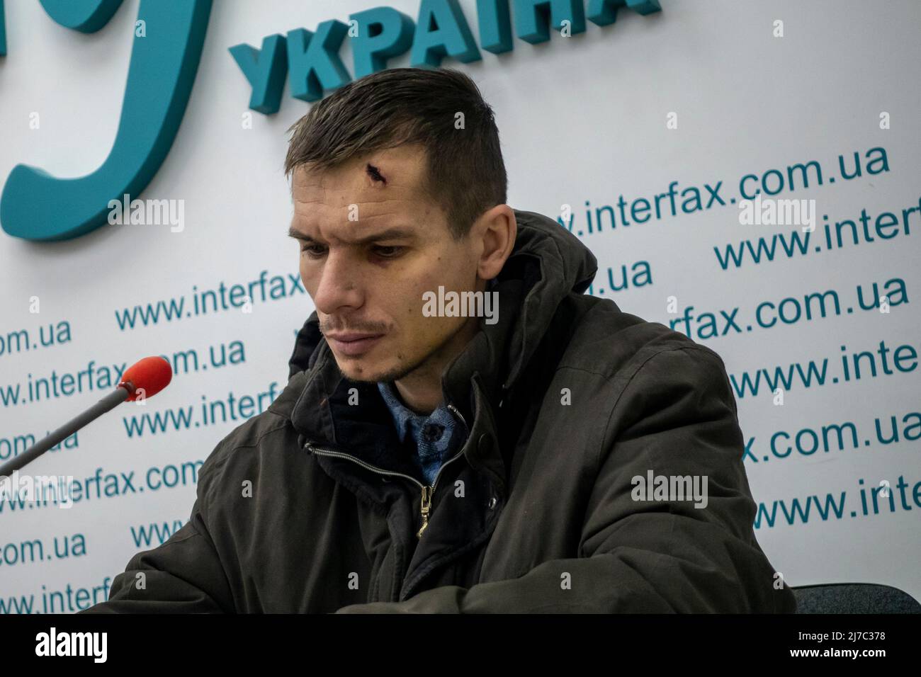 Il capitano del pilota russo Kozlov Alexey Igorevich, navigatore di squadra dell'aviazione, che è stato catturato dalle forze ucraine nella regione di Mykolaiv, sembra sconcertato mentre frequenta una conferenza stampa condotta da Interfax Ucraina, mentre l'invasione russa dell'Ucraina continua il 11 marzo 2022 a Kiev, Ucraina. La Russia ha iniziato un'invasione militare dell'Ucraina dopo che il parlamento russo ha approvato i trattati con due regioni in distacco nell'Ucraina orientale. È il più grande conflitto militare in Europa dalla seconda guerra mondiale Foto Stock