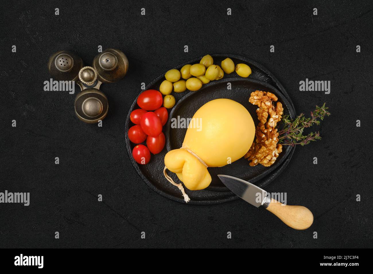 Vista dall'alto del formaggio giallo caciocavallo tirato su un piatto Foto Stock