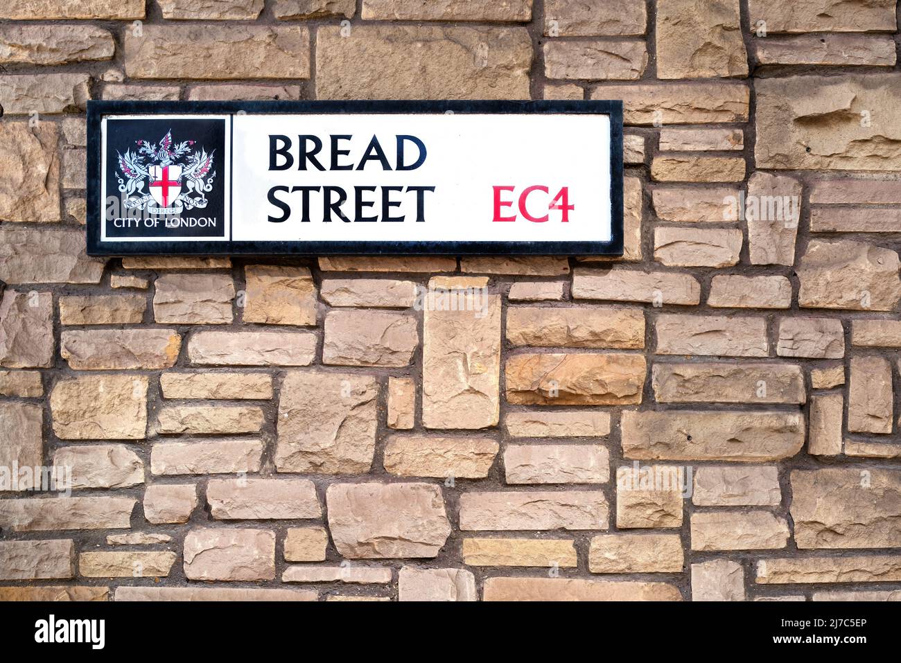Segnaletica stradale per Bread Street, Londra, con l'antico stemma, che risale al 1361, per la City di Londra. Spazio per il testo. Foto Stock