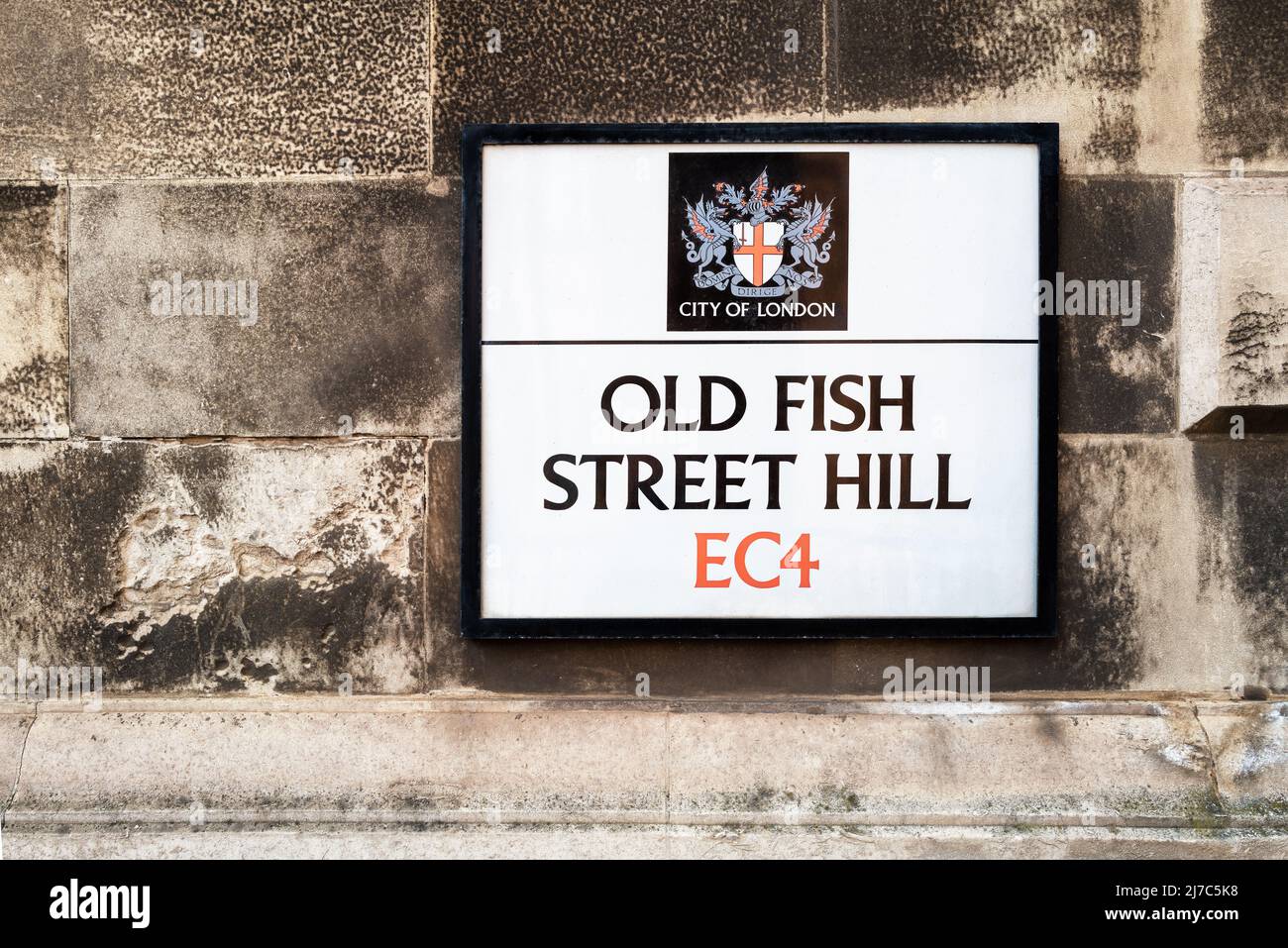 Segnaletica stradale per Old Fish Street Hill, Londra, con l'antico stemma, che risale al 1361, per la città di Londra. Spazio per il testo. Foto Stock
