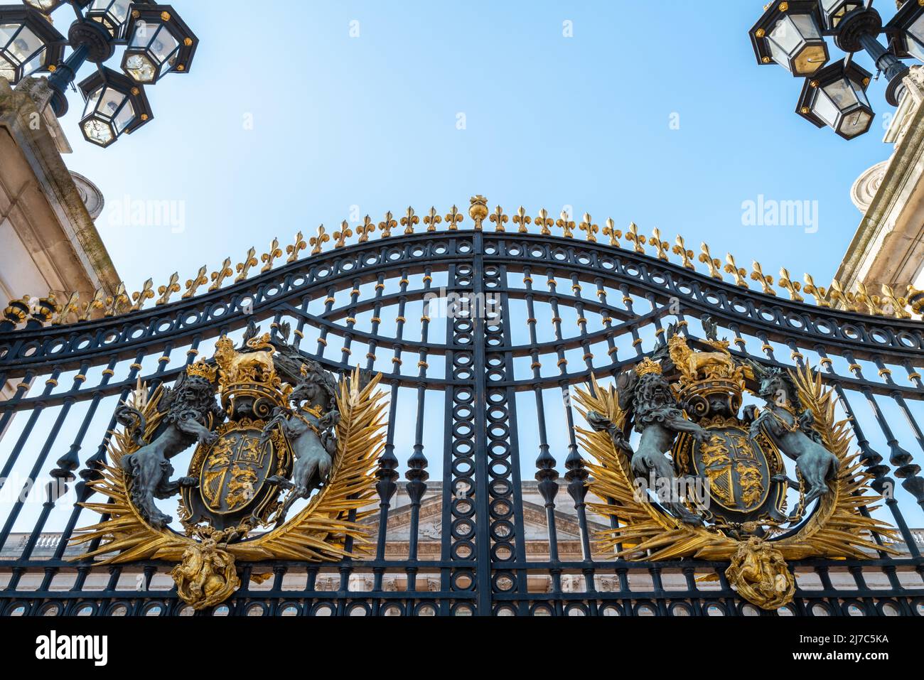 Londra, UK - 26 marzo 2022: Ingresso al Dominion Gate di Buckingham Palace, Londra, con stemma e lanterne ornate. Residence per la regina Elisabetta Foto Stock