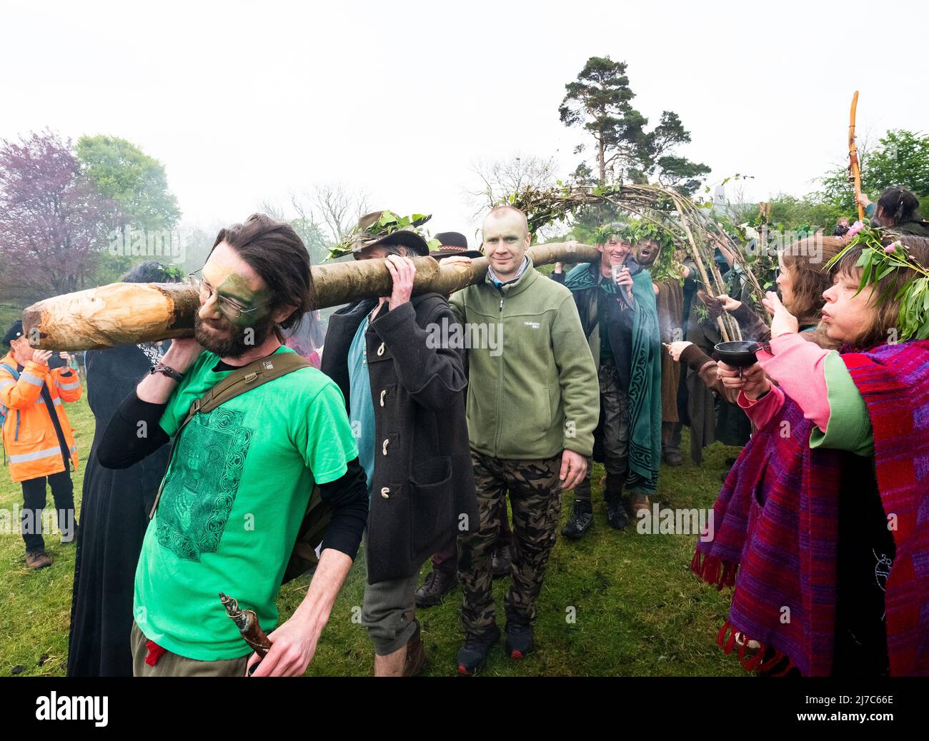 Glastonbury, Somerset, Regno Unito. 1st maggio 2022. Glastonbury Maggio Day Pagan Beltane celebrazione. Per celebrare la gente radunata alla croce del mercato della città prima di partire in una processione su la strada alta e poi verso Bushy Coombe. Credito: Stephen Bell/Alamy Foto Stock