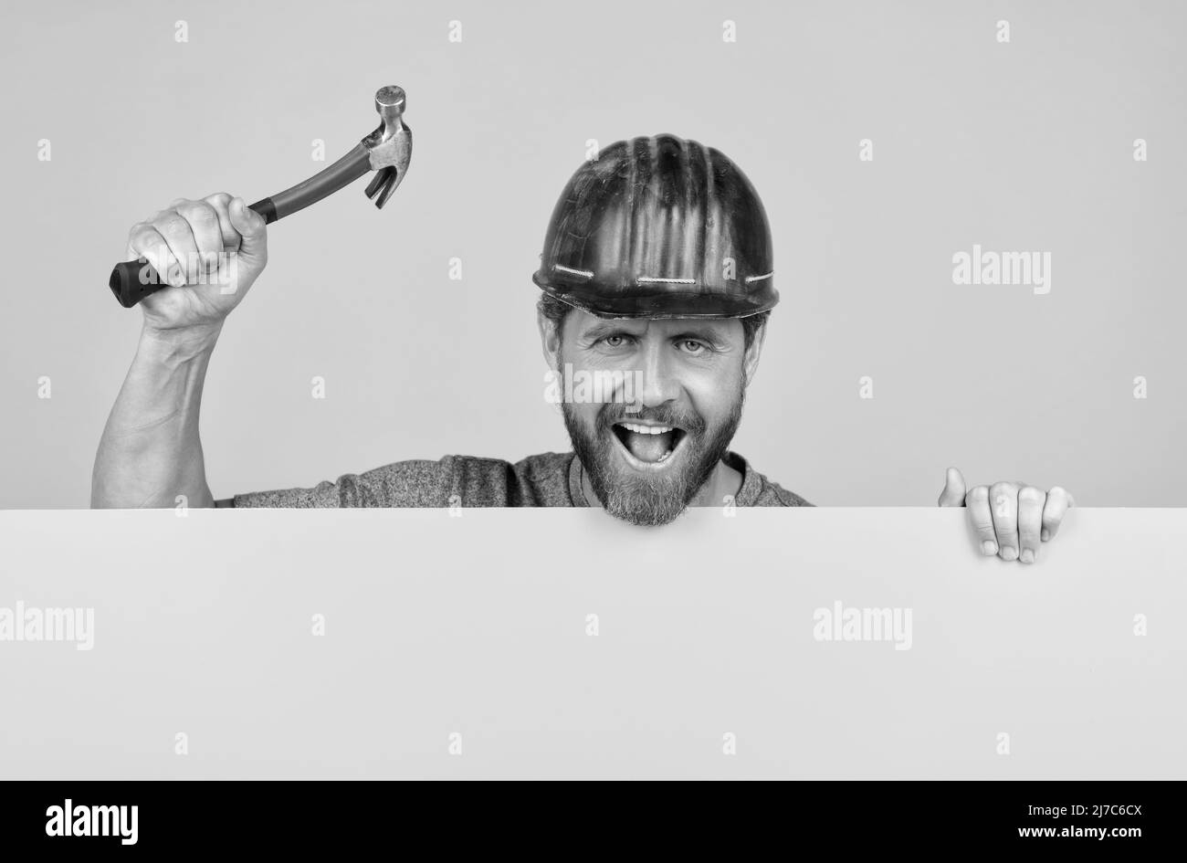 annuncio. felice giorno di lavoro. felice uomo maturo in casco con martello. Foto Stock